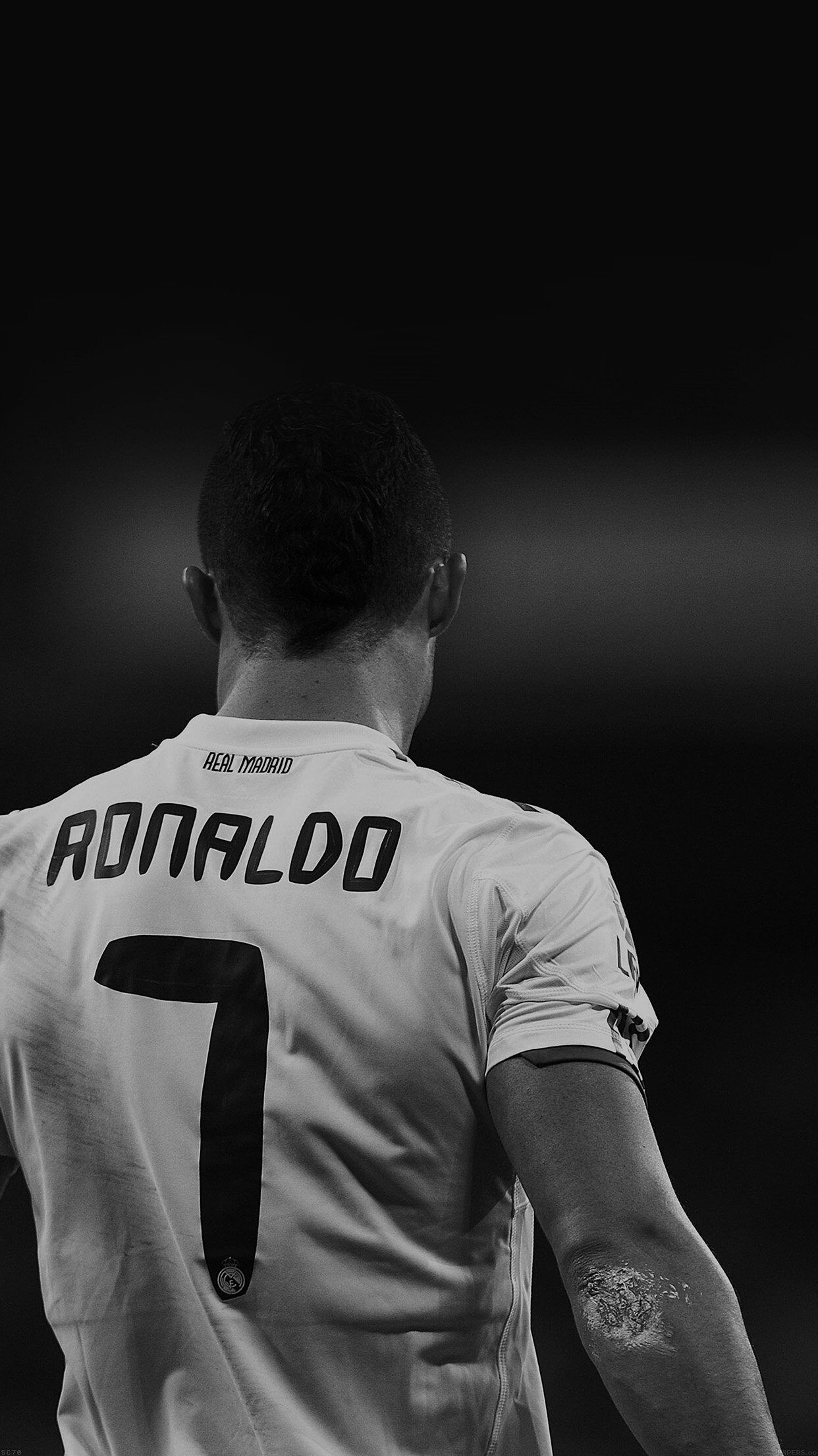 1242x2208 Cristiano Ronaldo 7 Real Madrid Soccer Dark iPhone 6 Wallpaper