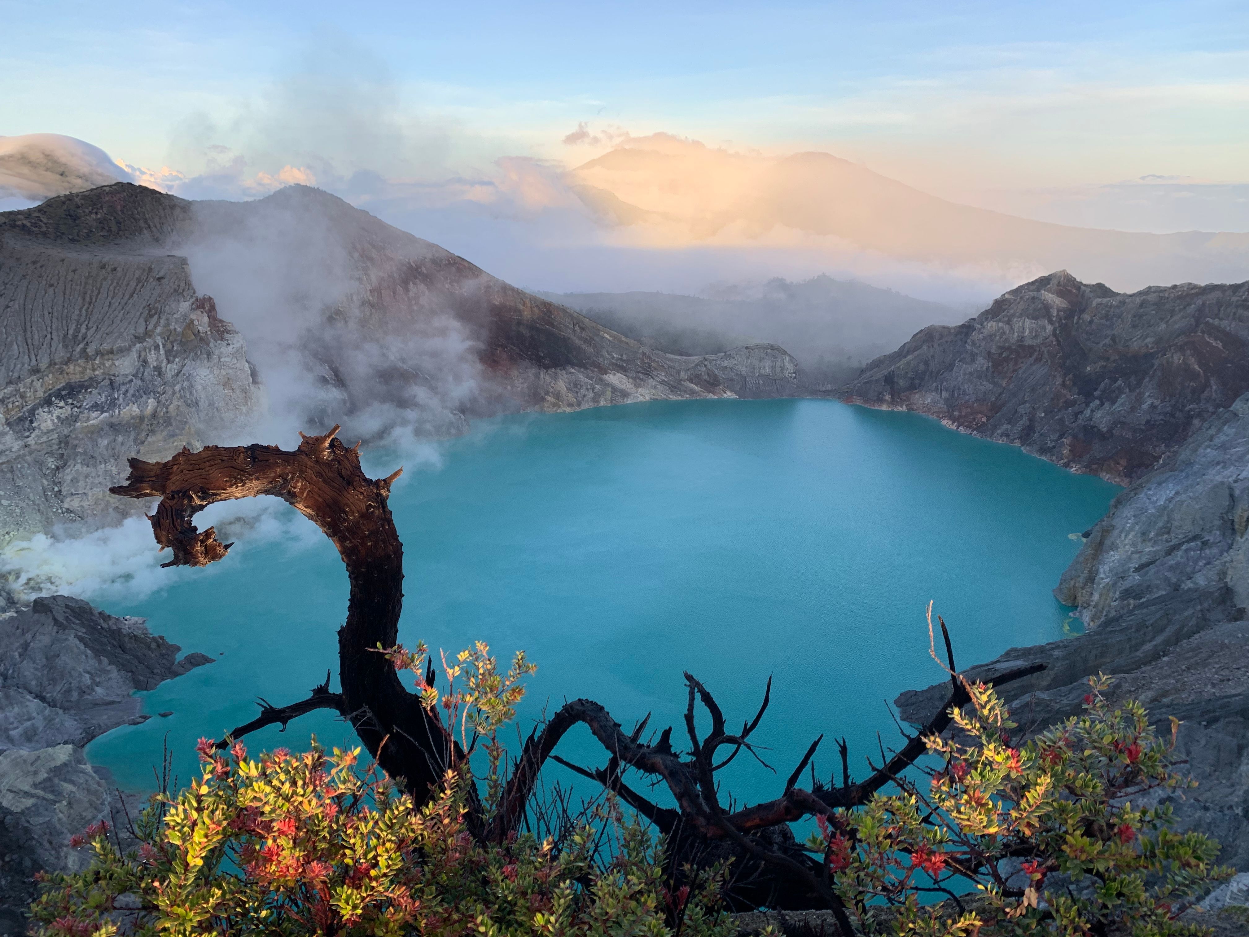 4032x3024 Stunning View of Kawah Ijen Crater Lake in East Java · Free