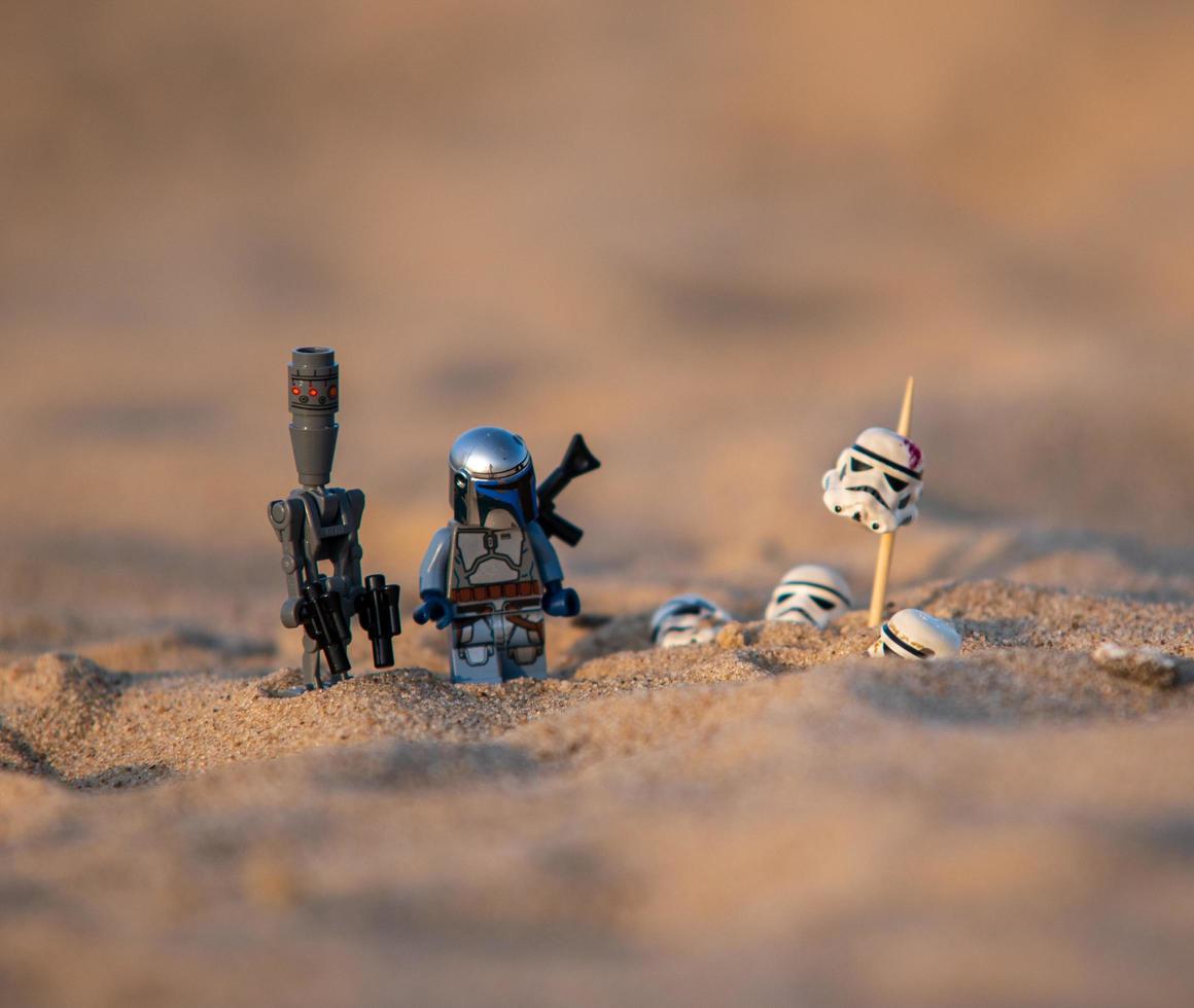 1160x980 Warsaw 2020 Star Wars minifigure mandalorian on the Tatooine desert