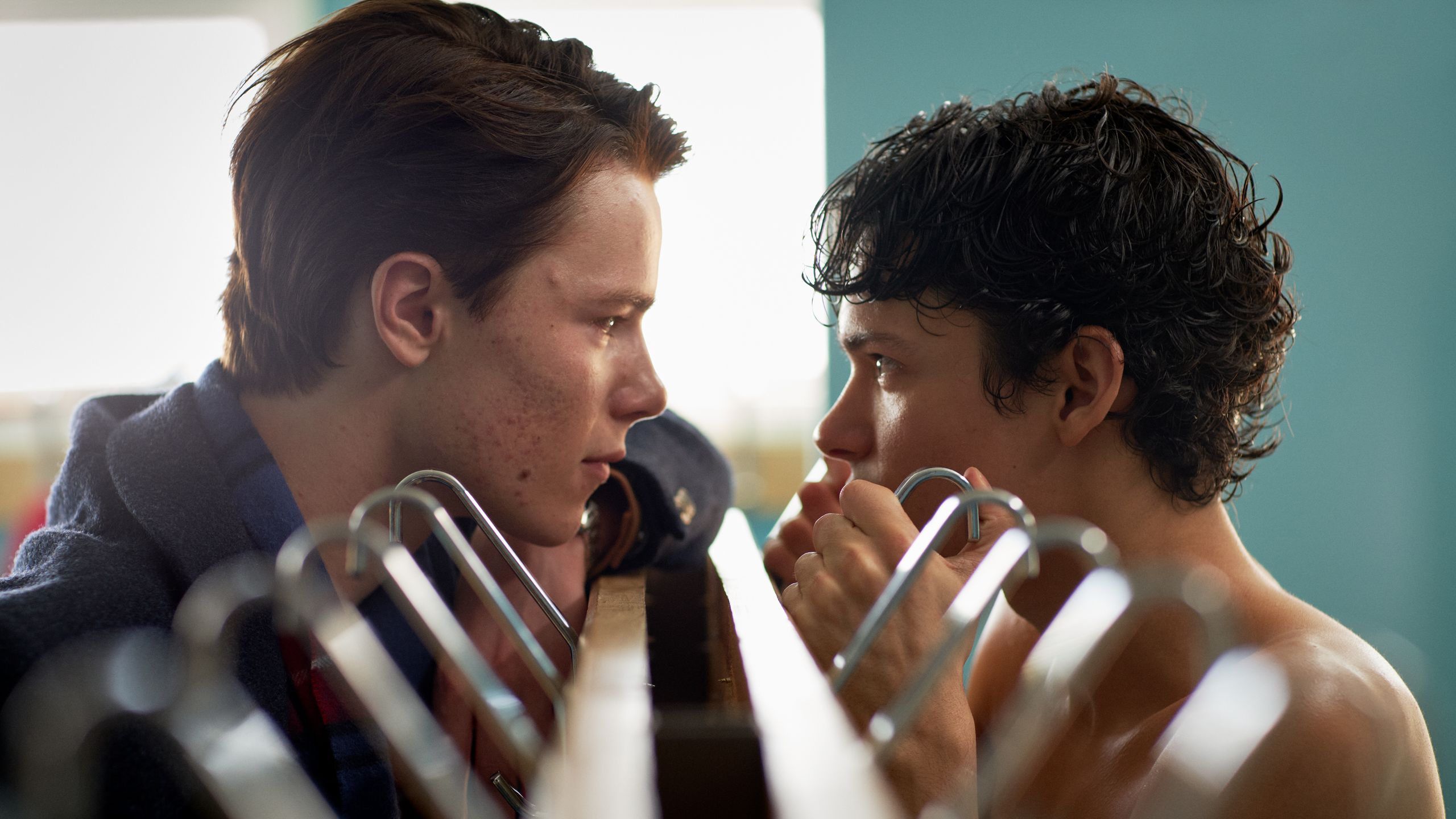 2560x1440 Young Royals Stars Edvin Ryding, Omar Rudberg Talk Wilmon & Season 2 Ending