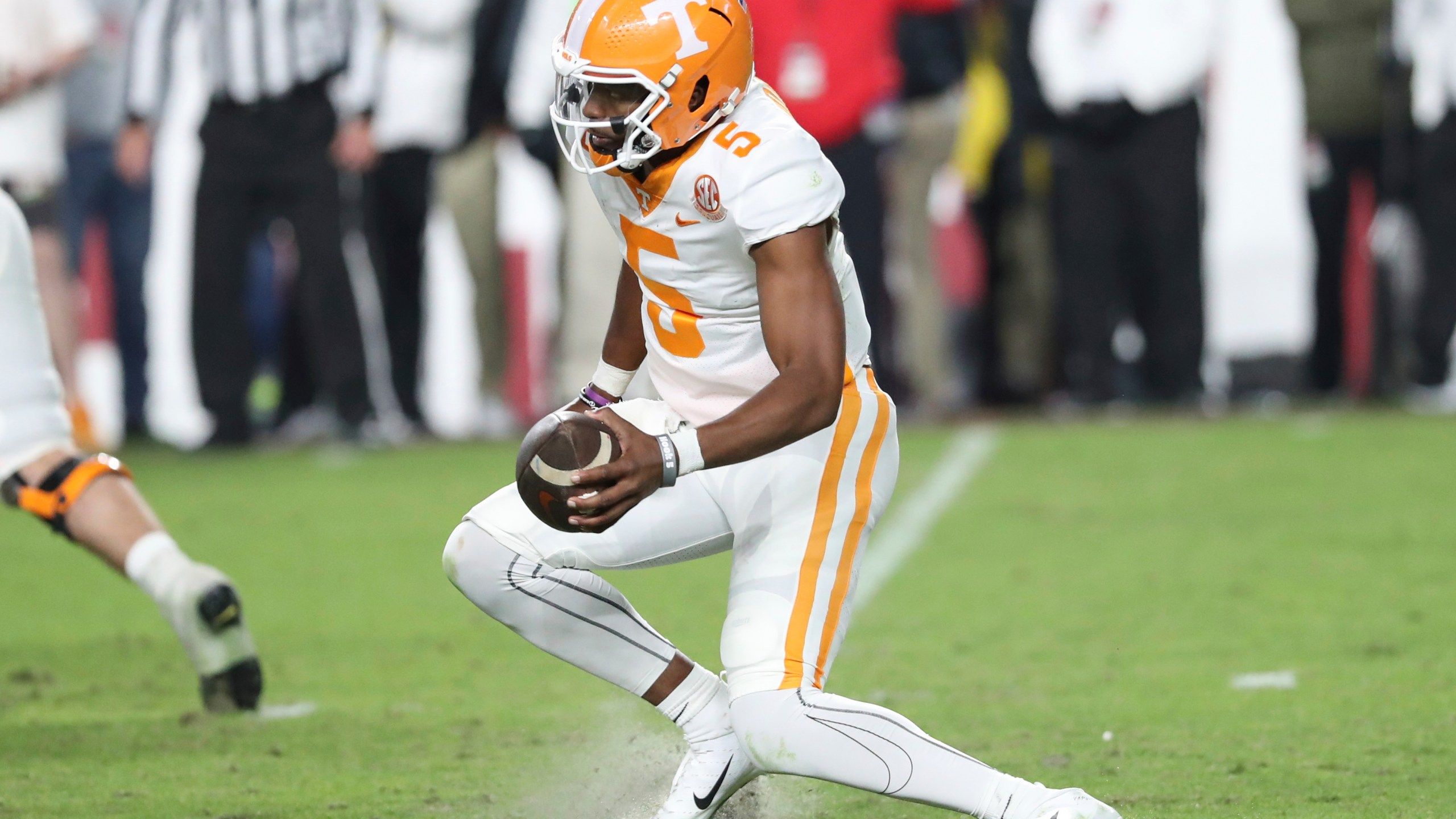 2560x1440 Tennessee QB Hendon Hooker done for season with knee injury