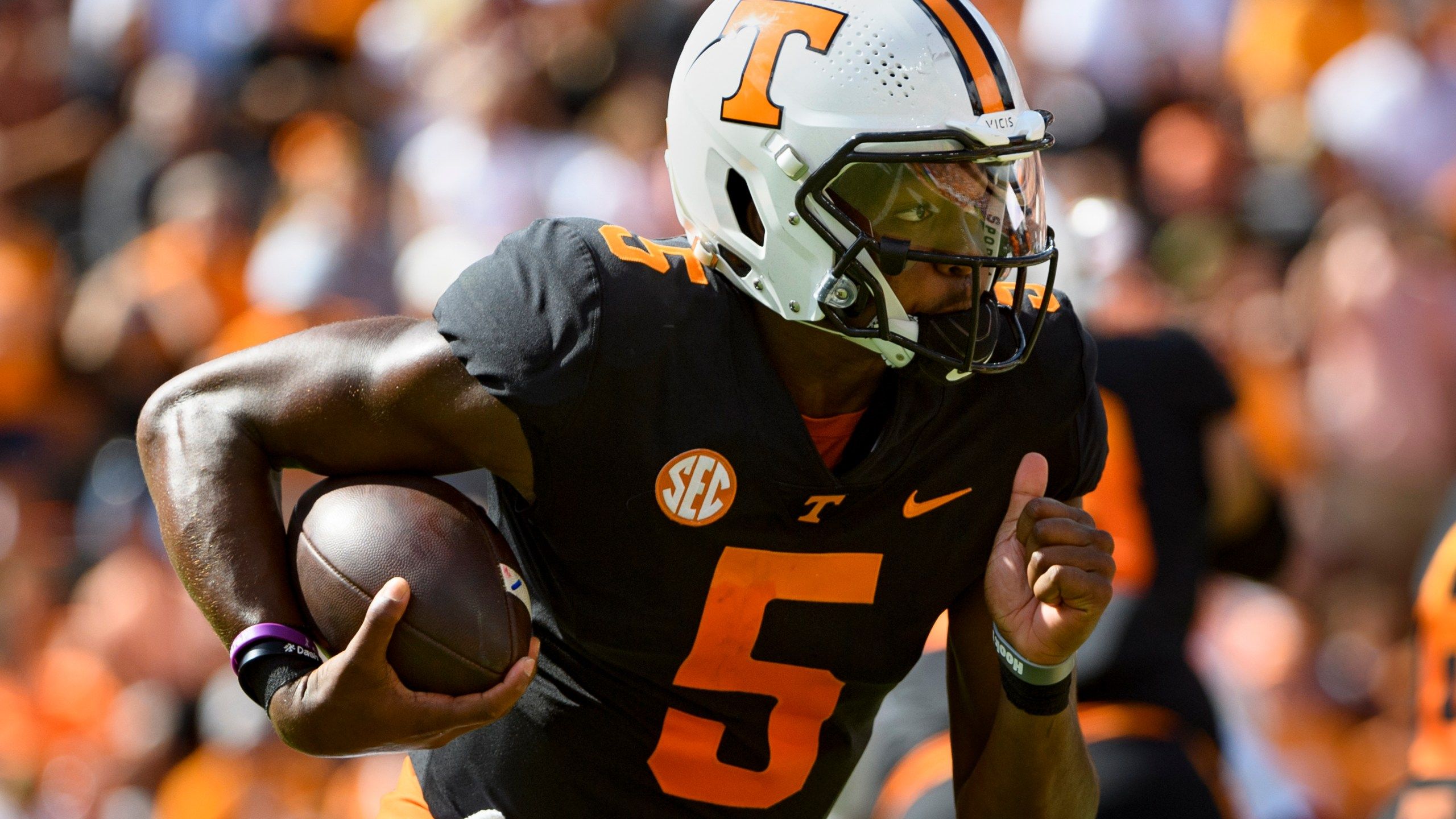 2560x1440 Hooker throws three TDs, leads Tennessee past South Carolina. WKRN News 2