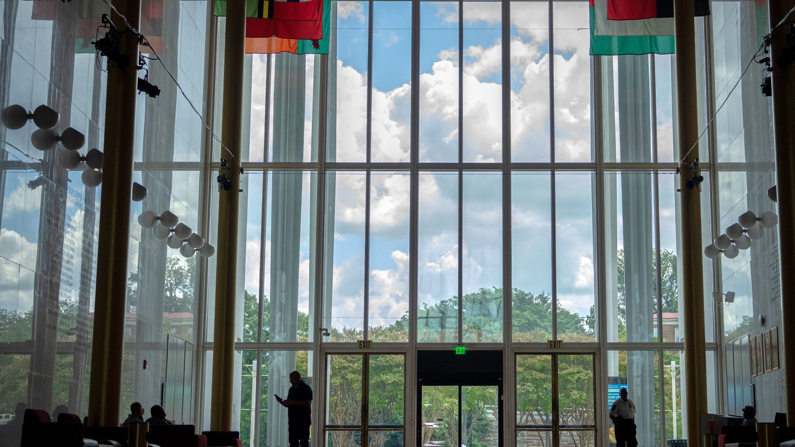 2560x1440 Kennedy Center votes to restore Trump's name and close for 2 years, challenging a judge's order