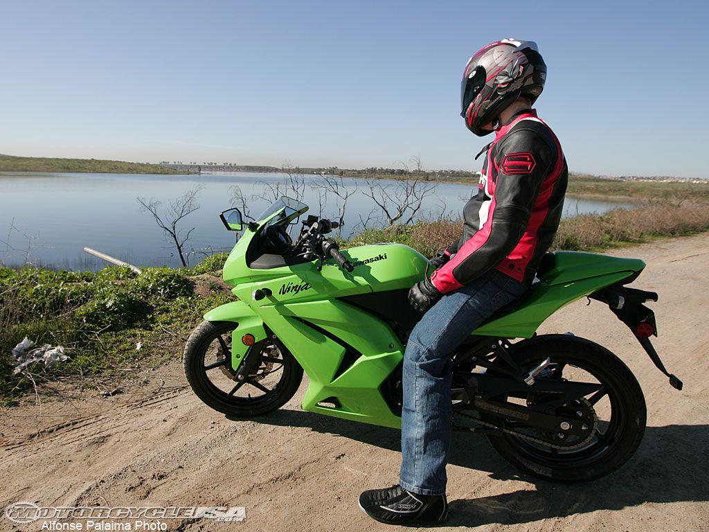 1024x768 Kawasaki Ninja 250 R pic 4