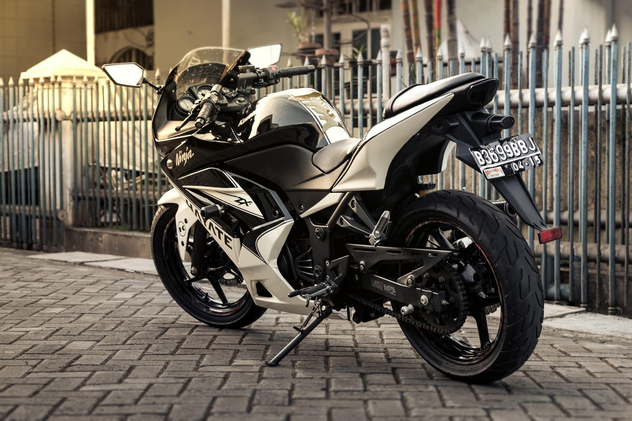 2048x1366 Kawasaki Ninja 250R Wallpaper
