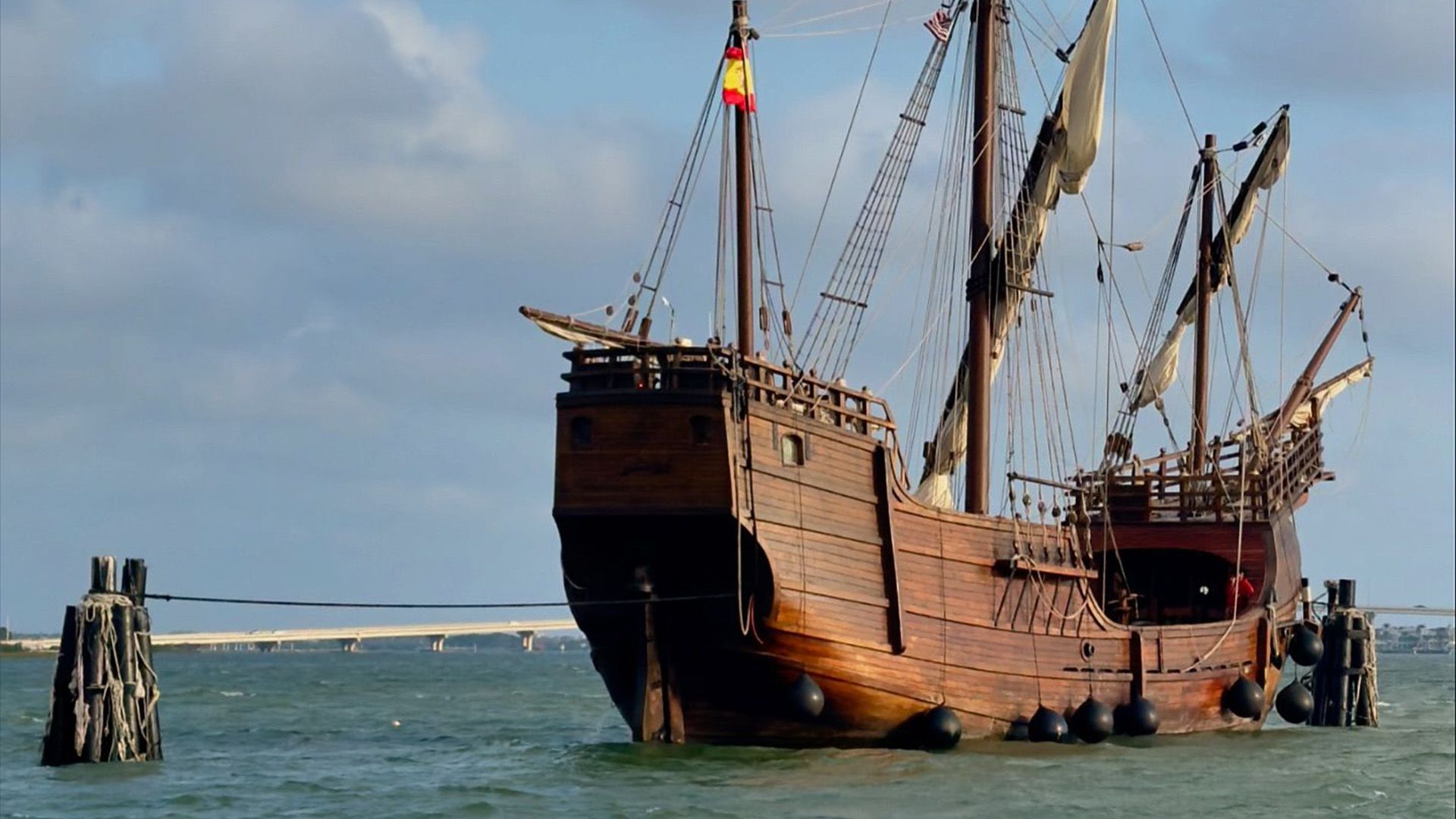 1920x1080 Una réplica de un barco español se estrella contra el histórico puente de San Agustín