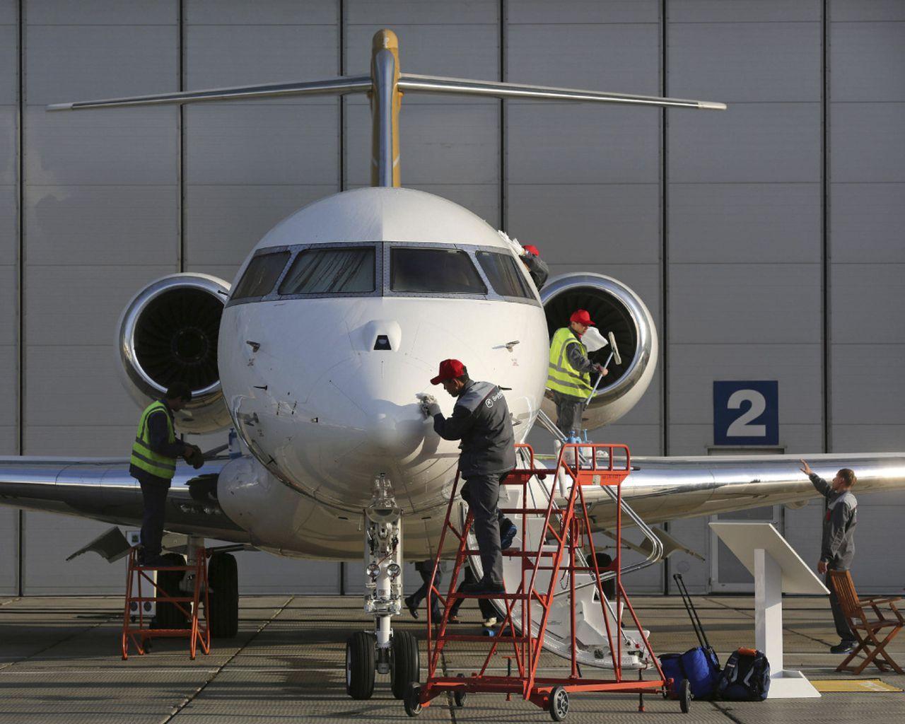 1280x1024 Bombardier to suspend Global jet production