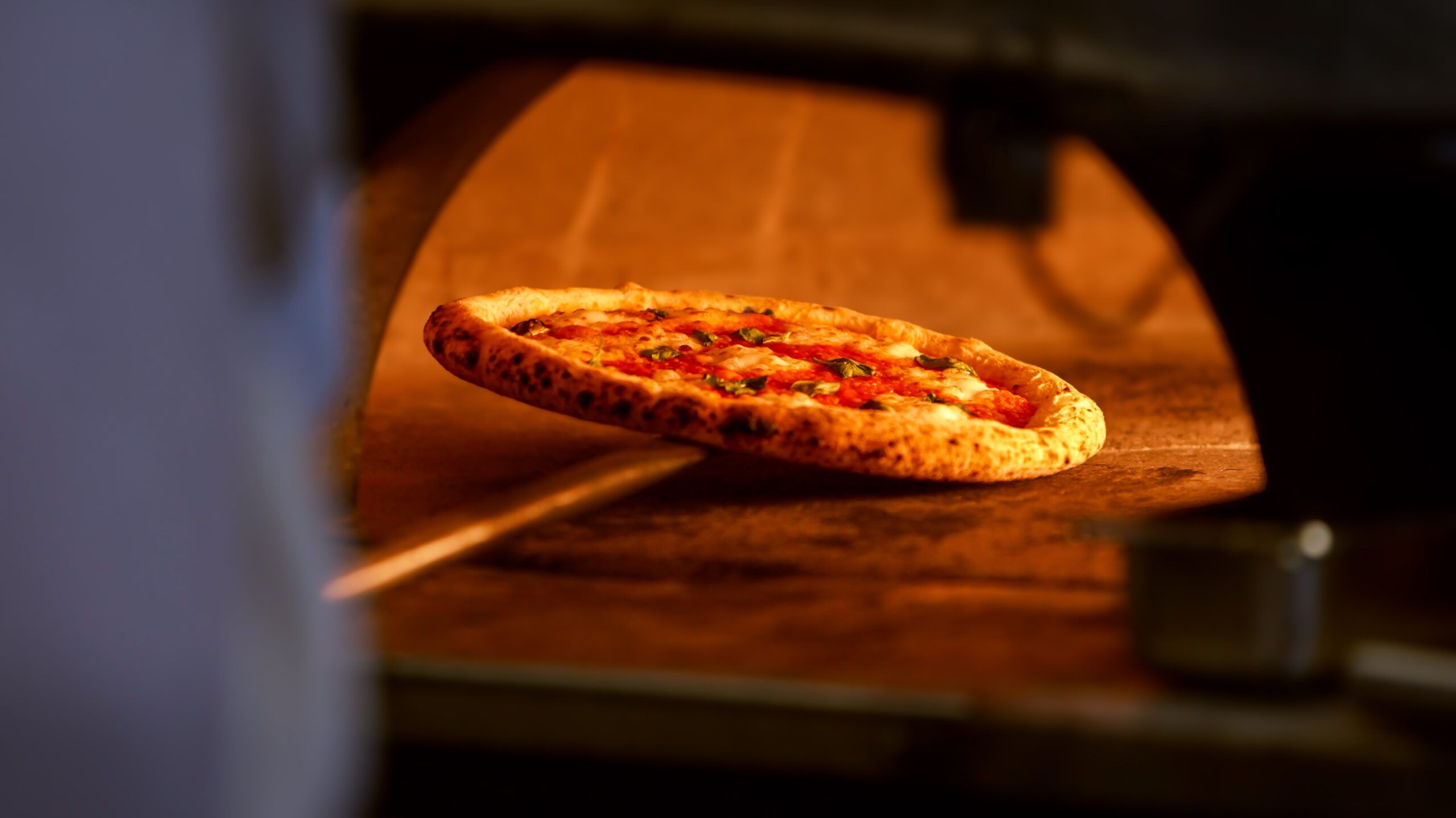 2560x1440 The Secret Behind Great Pizza: Fire, Soul & Simplicity