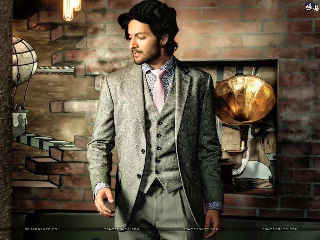 1024x768 Hot HD Wallpaper of Bollywood Stars & Actors. Indian Celebs Photo