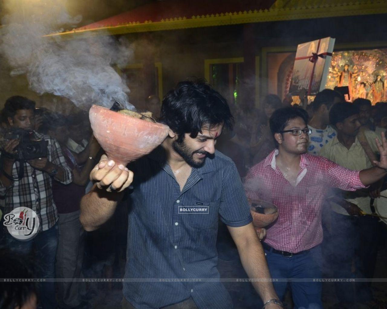 1280x1024 Wallpaper Fazal does the traditional Bengali Dance at the Promotions of Sonali Cable size:1280x1024
