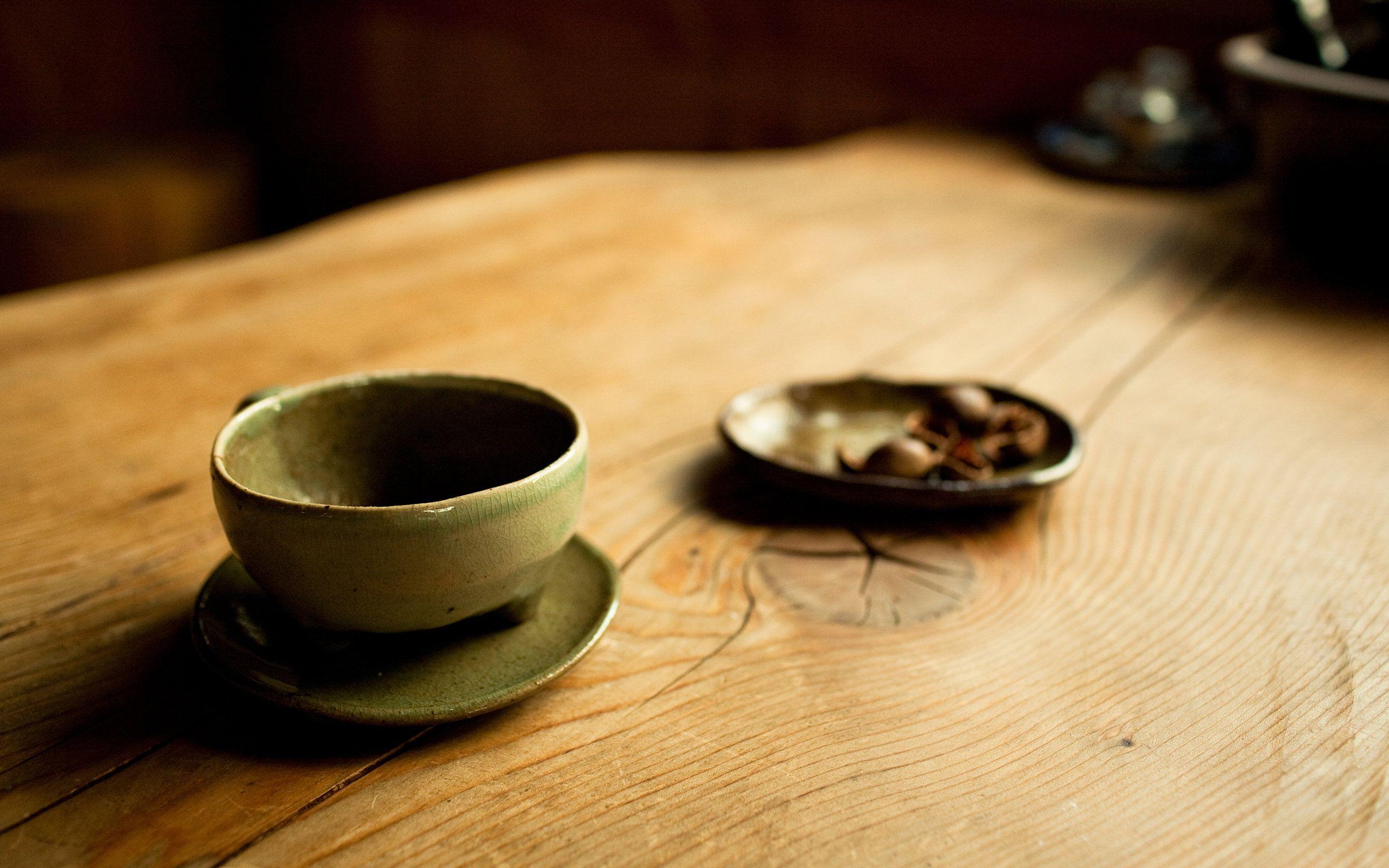2560x1600 Cup on wooden table wallpaperx1600