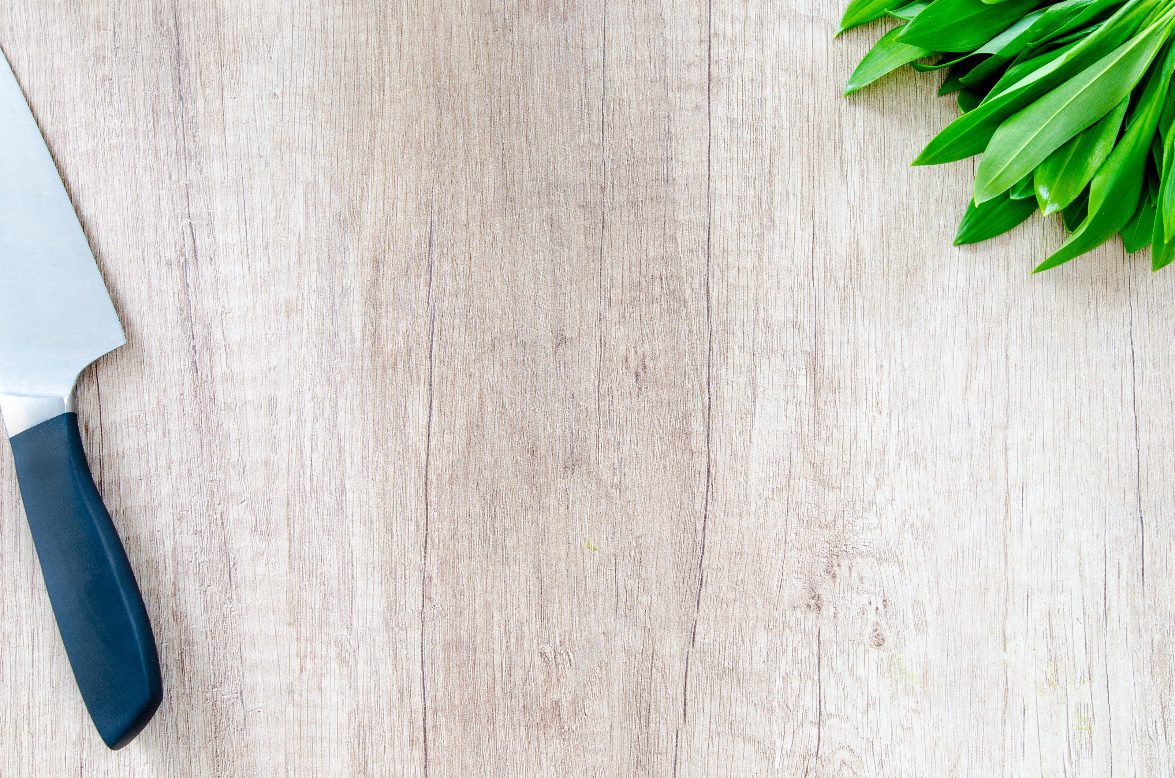 3840x2543 Wallpaper / fresh bear garlic on wooden table with knife 4k wallpaper