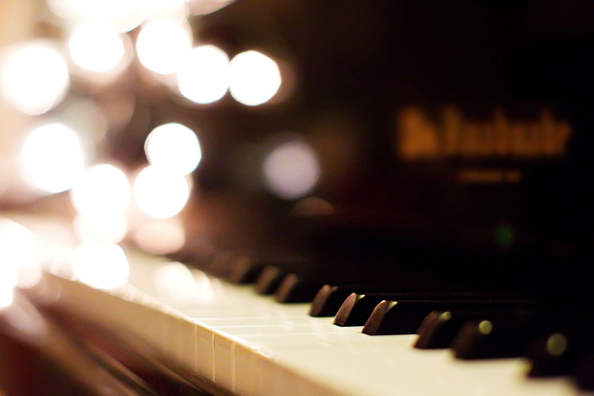 2399x1600 Piano Keys