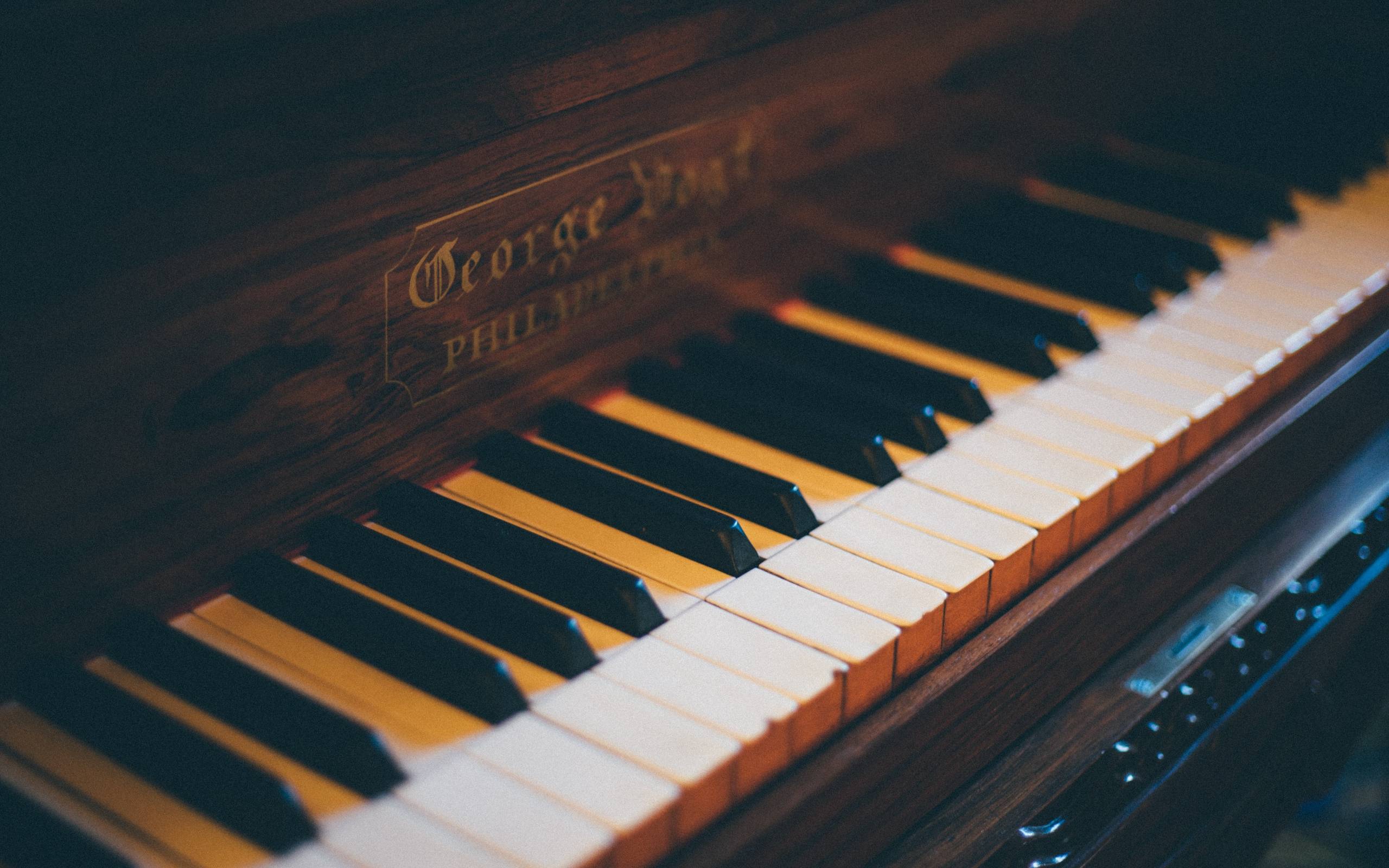 2560x1600 Piano Keys Wallpaper