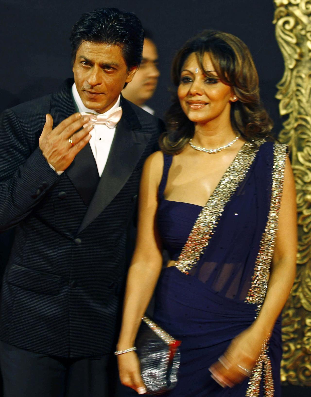 1280x1630 Download Shahrukh Khan With His Wife Wallpaper HD Free Tak Hai Jaan Shahrukh Khan Full Wallpaper & Background Download