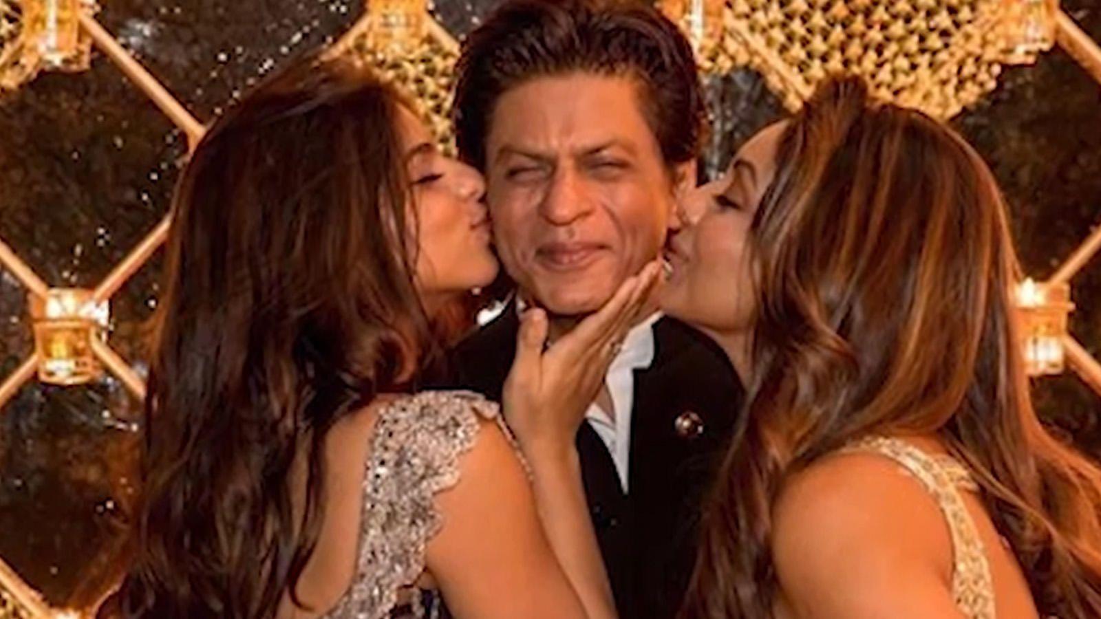 1600x900 This picture of Gauri Khan and Suhana kissing Shah Rukh Khan on the cheeks is just too adorable!. Hindi Movie News of India