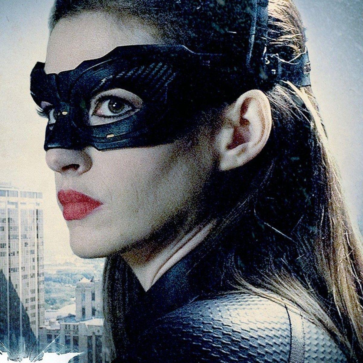 Бэтмен с энн хэтэуэй. Энн Хэтэуэй Catwoman. Энн Хэтэуэй Бэтмен. Супергероиня Энн Хэтэуэй.