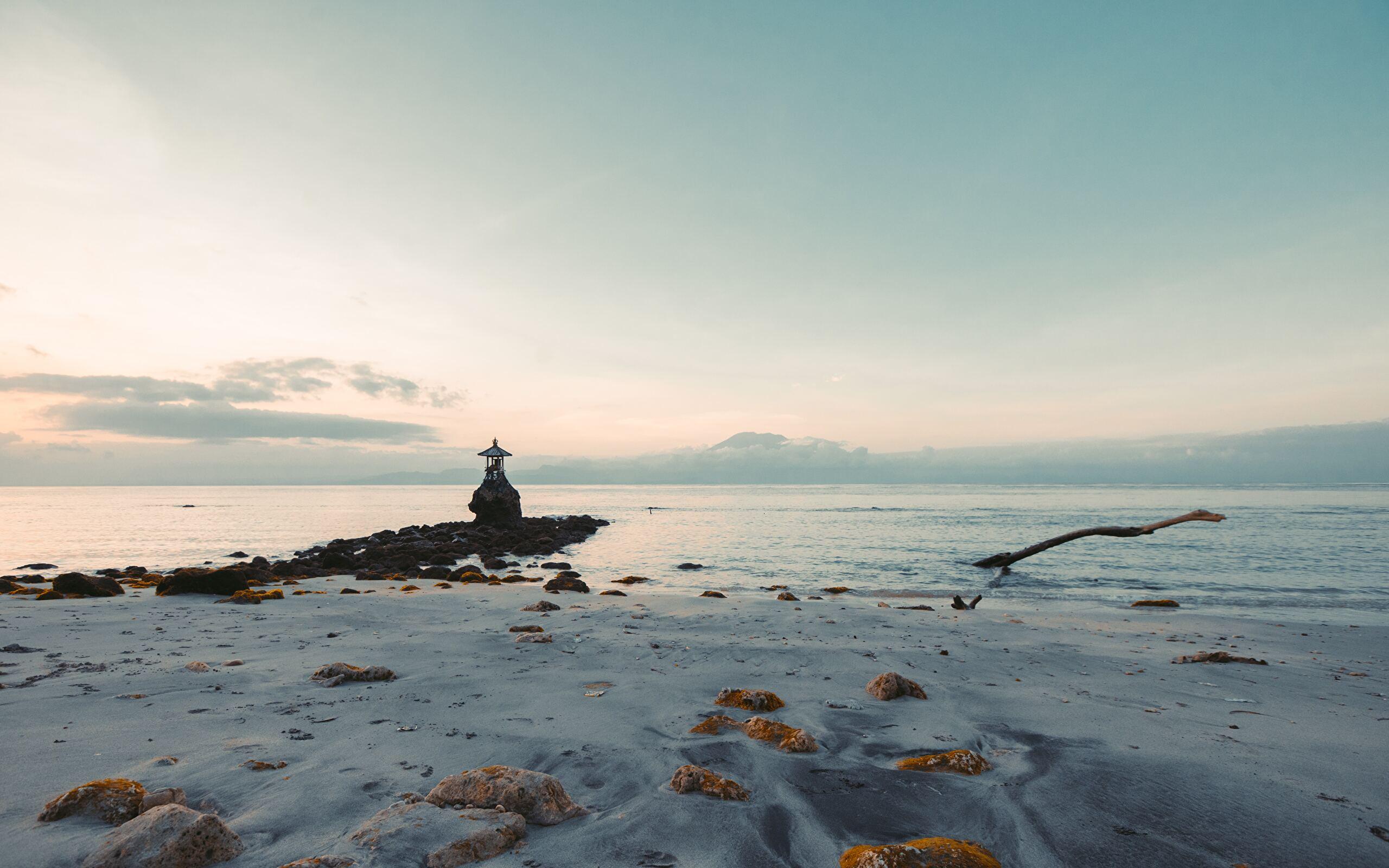 2560x1600 Lighthouse on rocky seashore, Bali (Photo credit to Touann Gatouillat Vergos) [5830 x 3887]