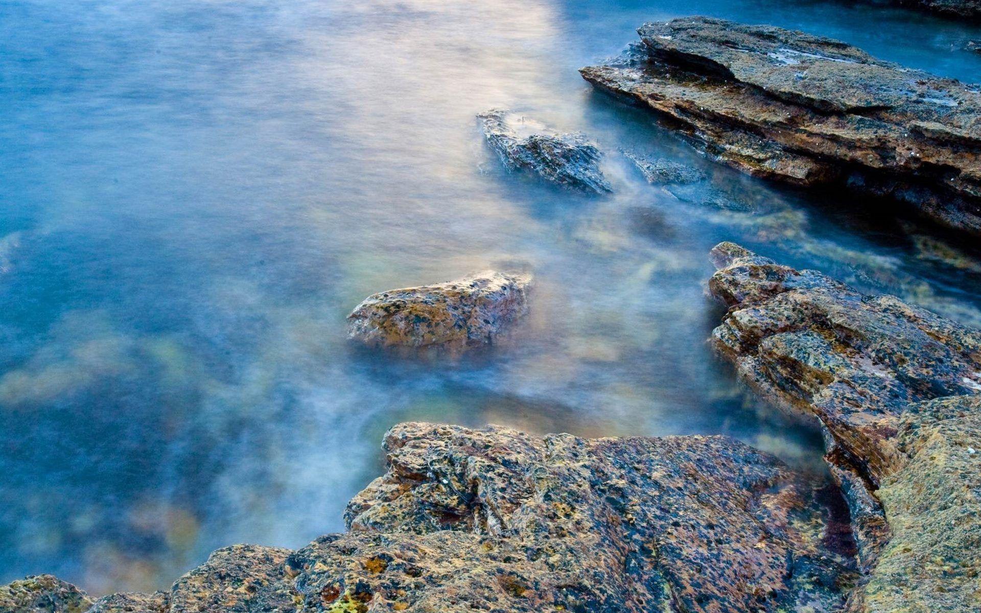 И вода берега берет. Камни Эстетика. Вода и камни под Палаццуоло. Камни в воде фото. Камни под водой фото.