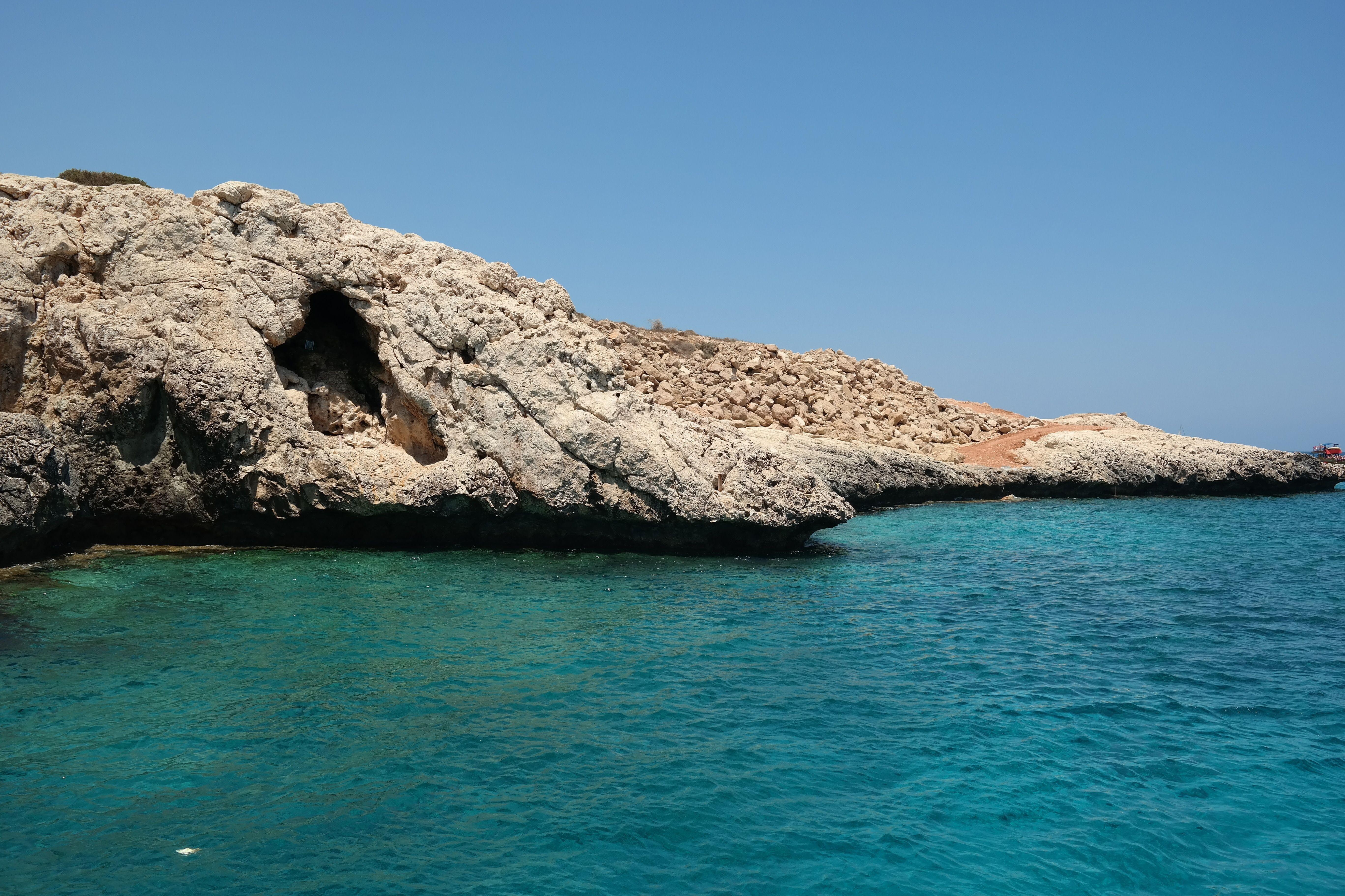 5472x3648 rocky seashore free image