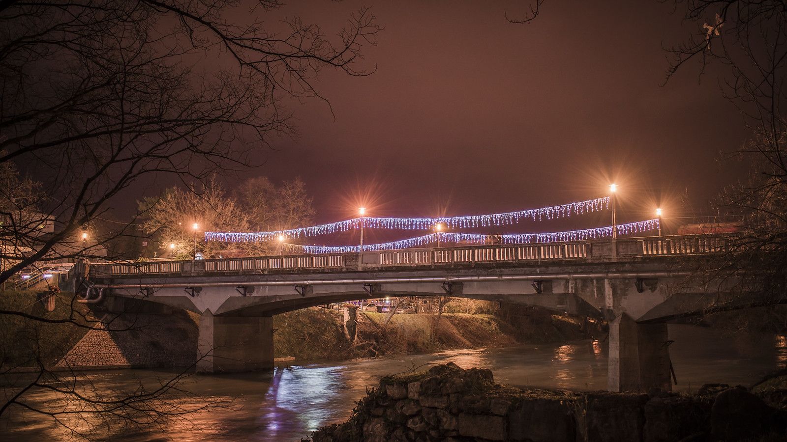 1600x900 Banja Luka At Night / New Year's Decoration on City Bridge