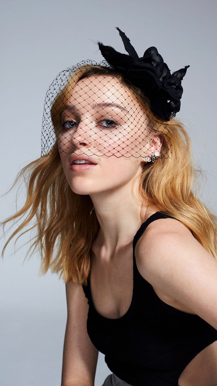 736x1308 Phoebe Dynevor 2021