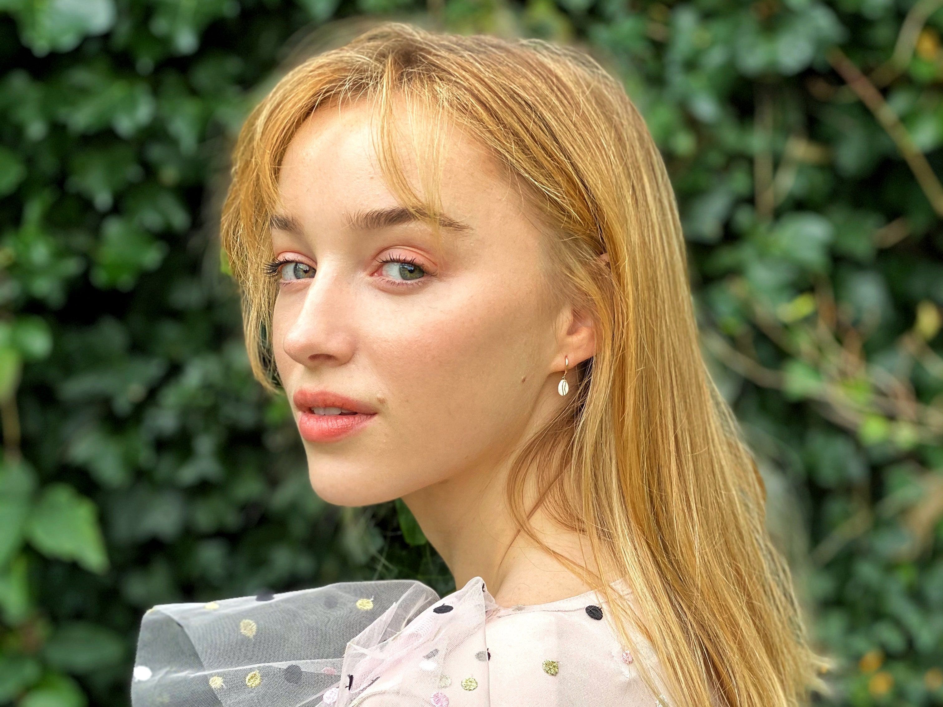 3023x2267 Actress Phoebe Dynevor 2021 Wallpaper