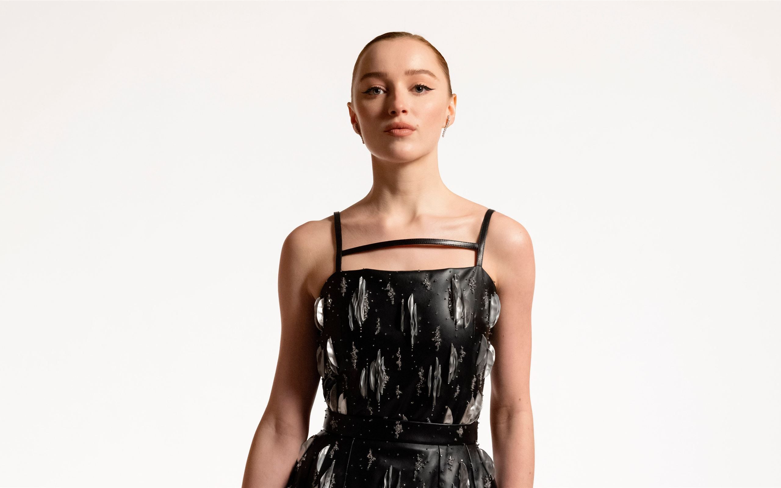 2560x1600 phoebe dynevor 2021 critics MacBook Air Wallpaper Download