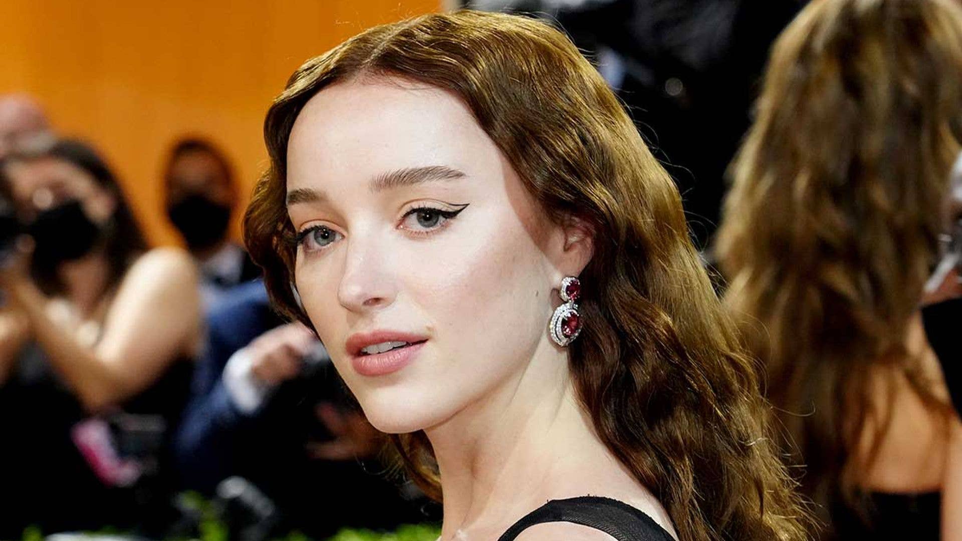 1920x1080 Bridgerton's Phoebe Dynevor Stuns In Slinky Lace Cami And Must See Accessory