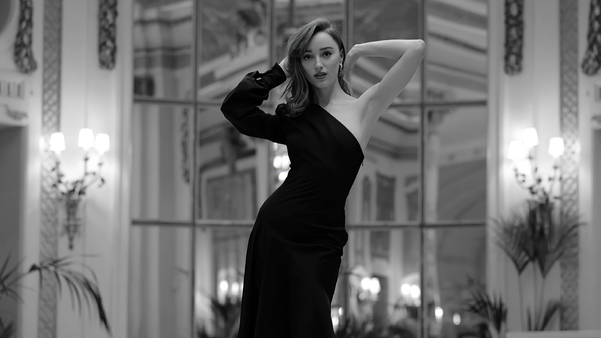 2048x1152 Wallpaper girl, pose, figure, dress, mirror, black and white, beautiful, Phoebe Dynevor for mobile and desktop, section девушки, resolution 2048x1152