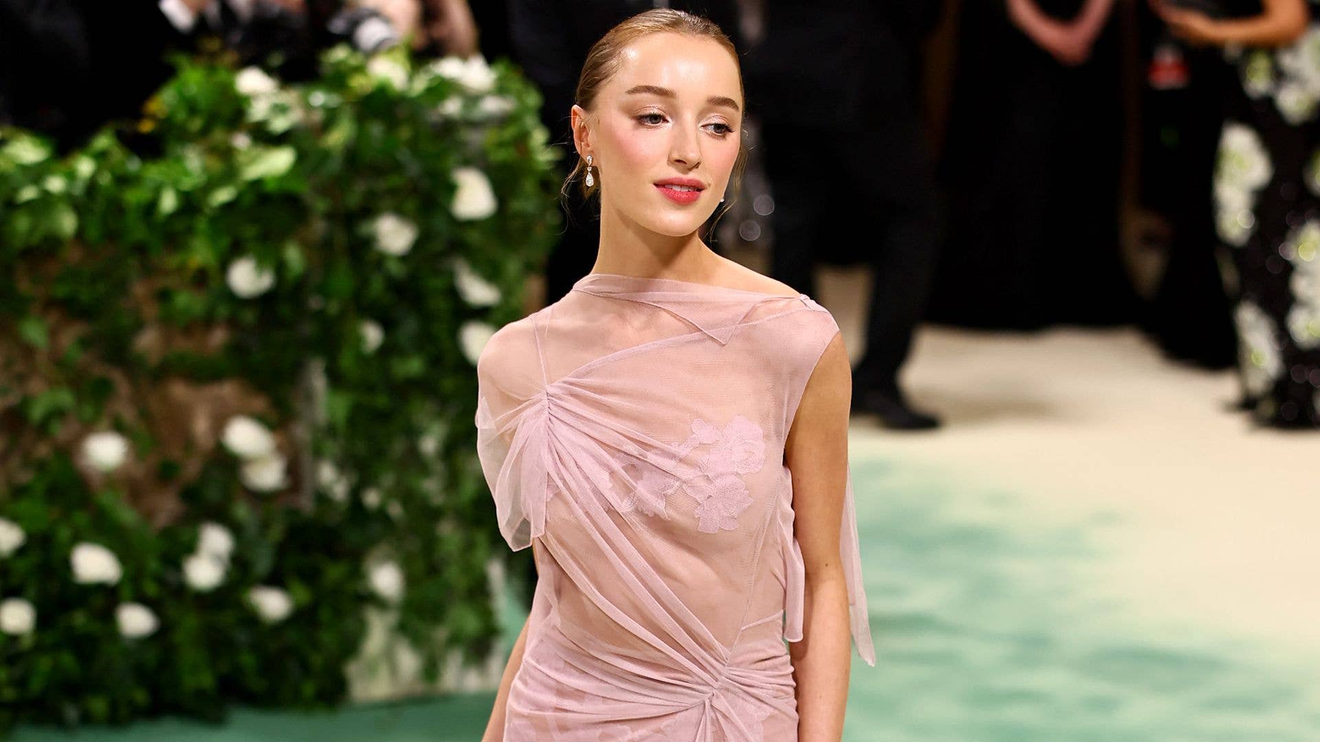1920x1080 Bridgerton's Phoebe Dynevor pairs boyfriend waistcoat with unlikely hero piece