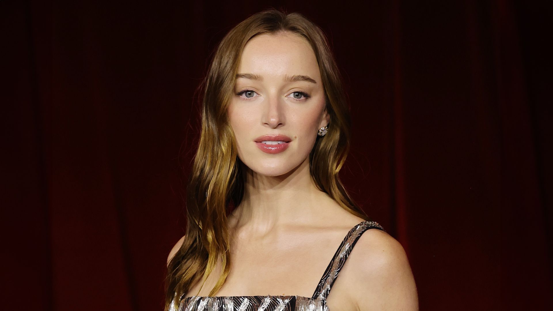 1920x1080 Phoebe Dynevor Is Unrecognisable With A Platinum Blonde Shaggy Bob
