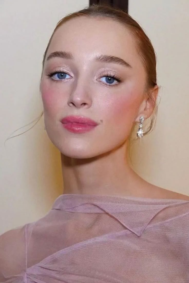 736x1104 Phoebe Dynevor Bridgerton Fairytale Glam Look