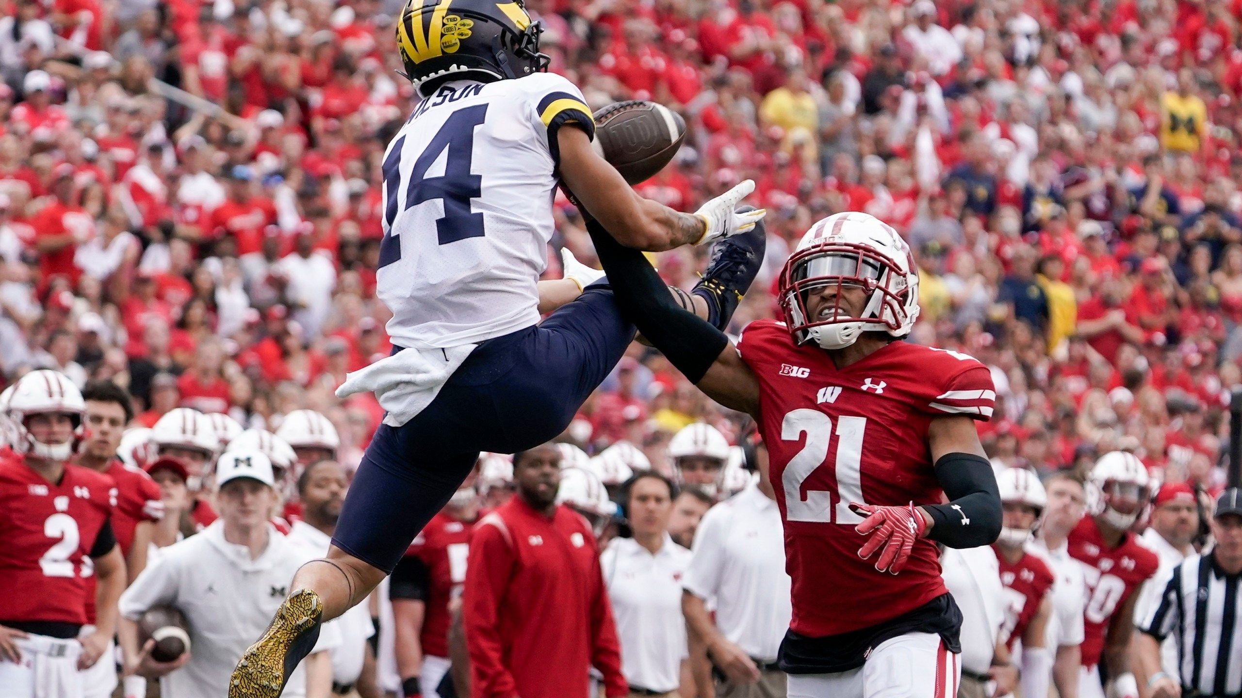2560x1440 Saint Louis Grad Roman Wilson Dazzles In Michigan's 38 17 Win At Wisconsin