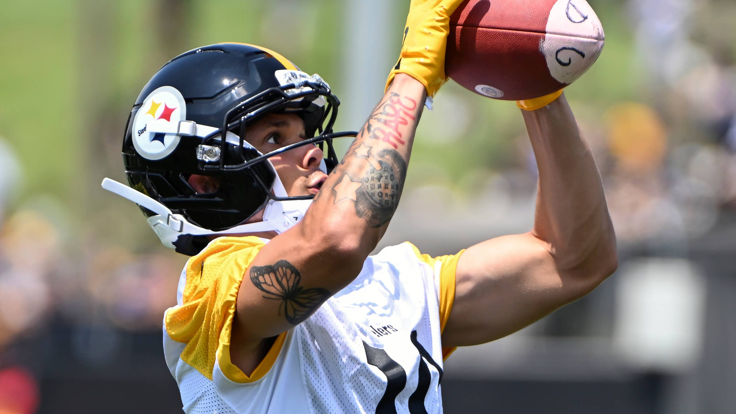 2560x1440 Steelers WR Battle Takes Shape as Roman Wilson, Germie Bernard Fight for Opportunity