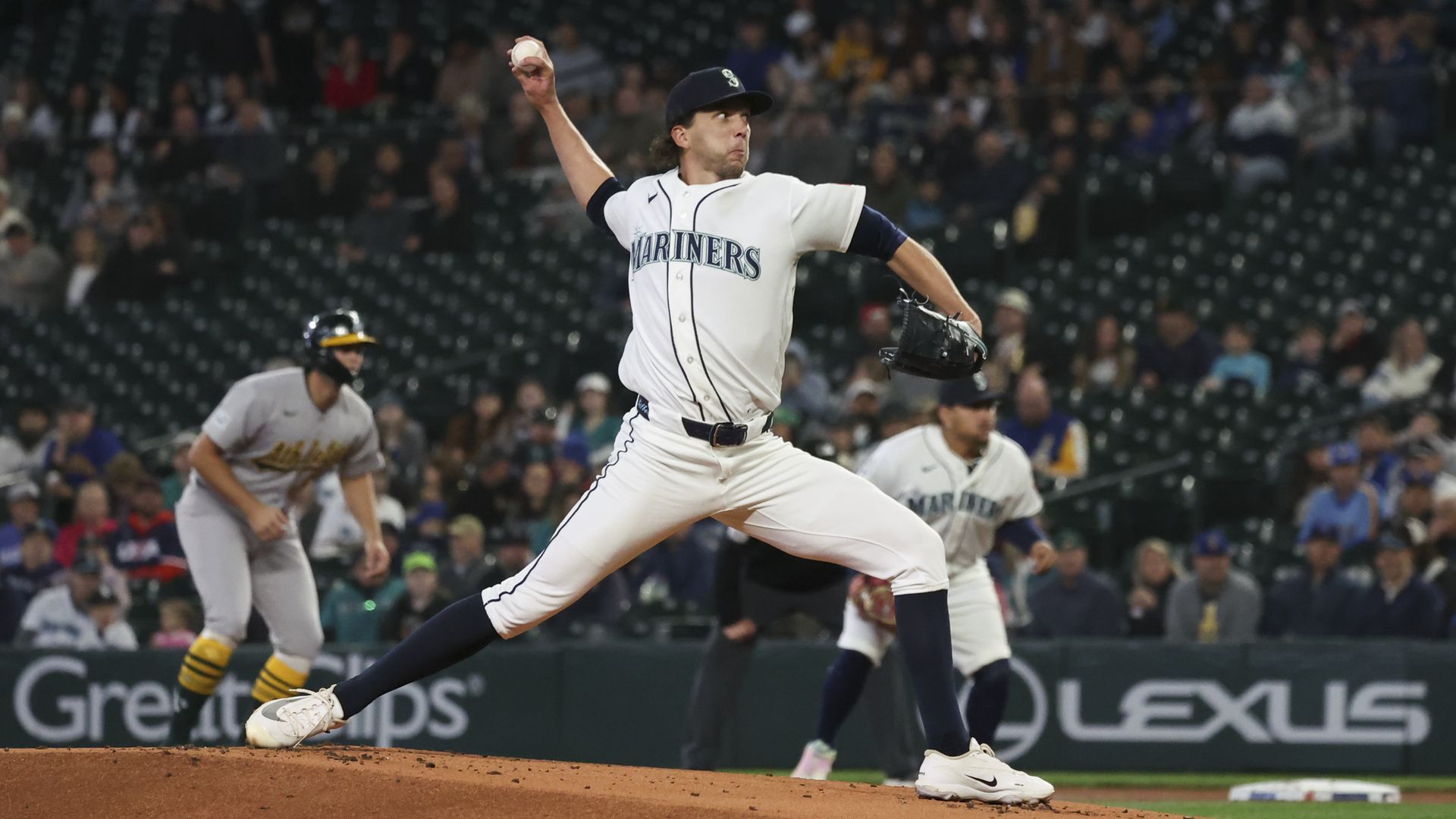 1920x1080 Seattle's Logan Gilbert snags ball in jersey