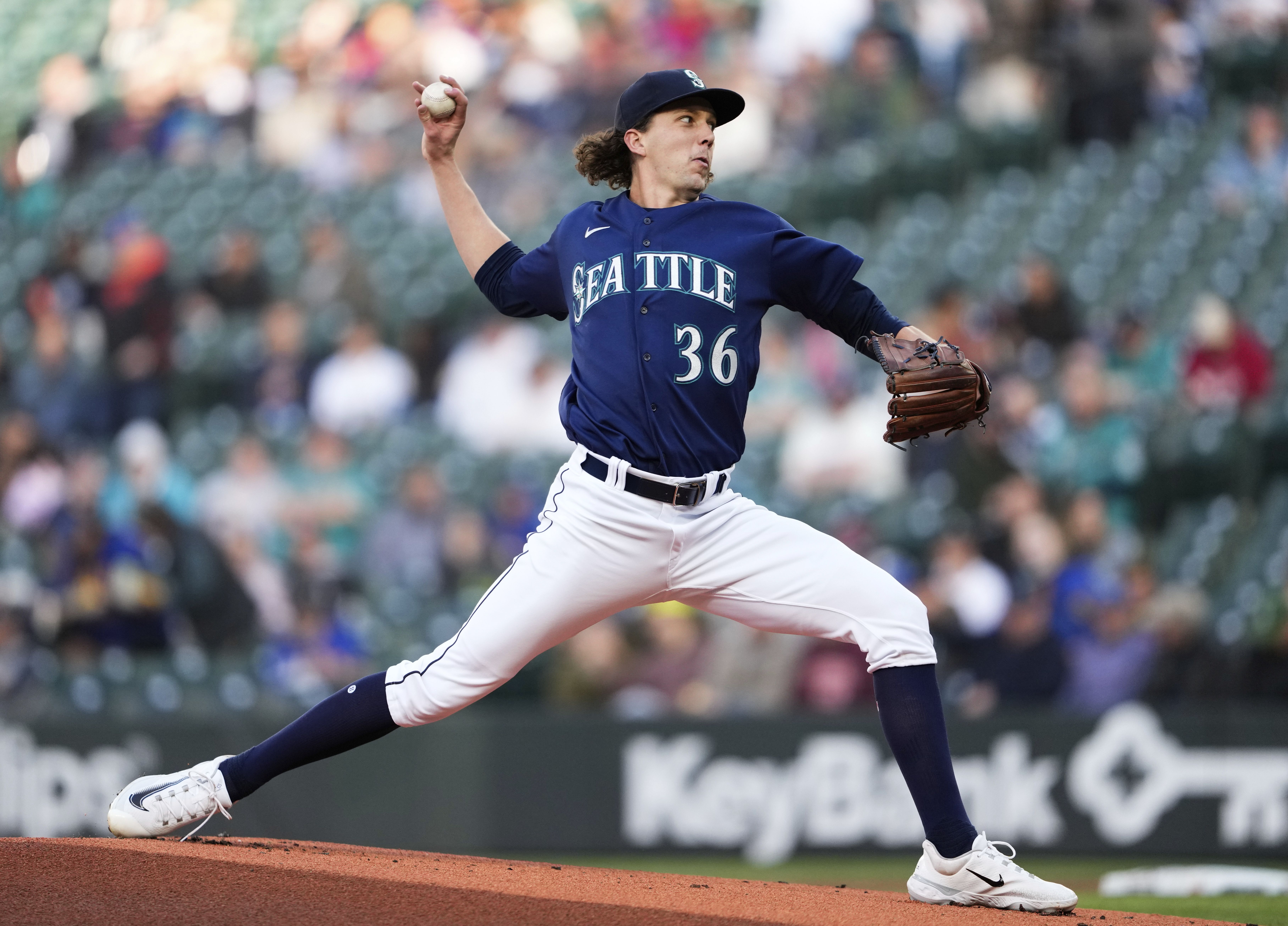 7261x5219 Seattle's Logan Gilbert has perfect game thru 6 vs Rangers