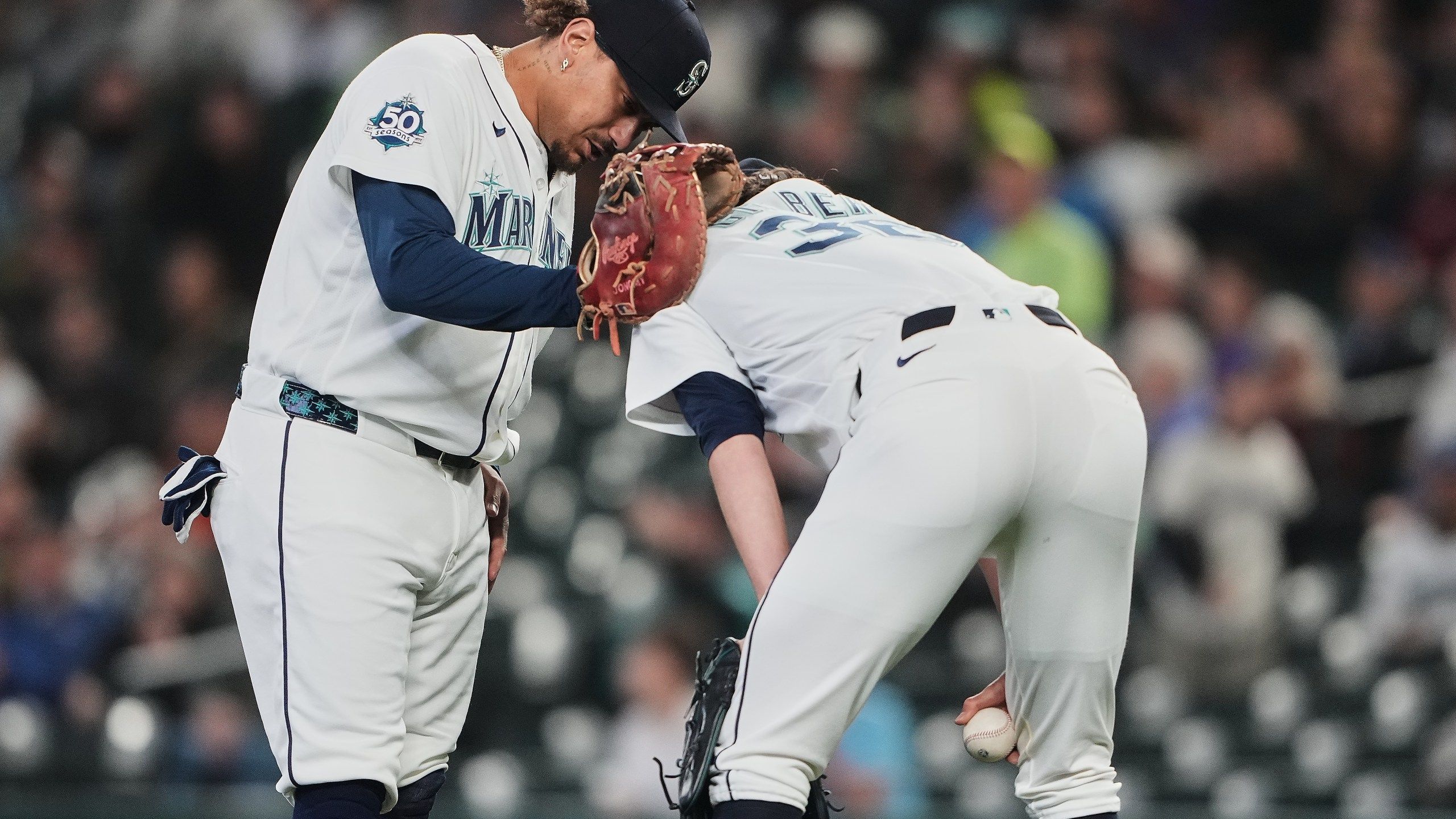 2560x1440 Line drive gets lodged in Mariners pitcher Logan Gilbert's jersey
