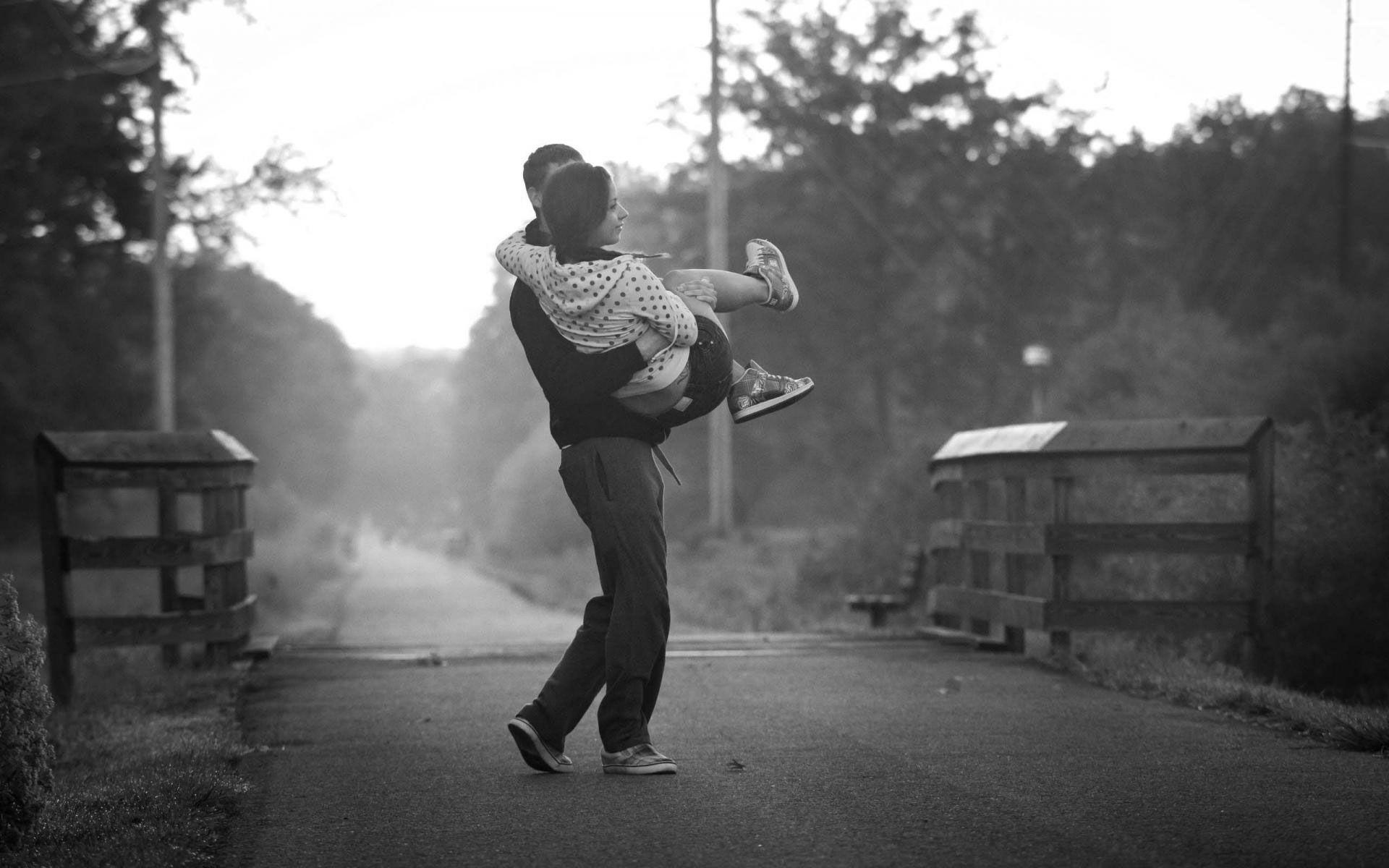 1920x1200 Sweet Black and White Romance Wallpaper of Love Couples