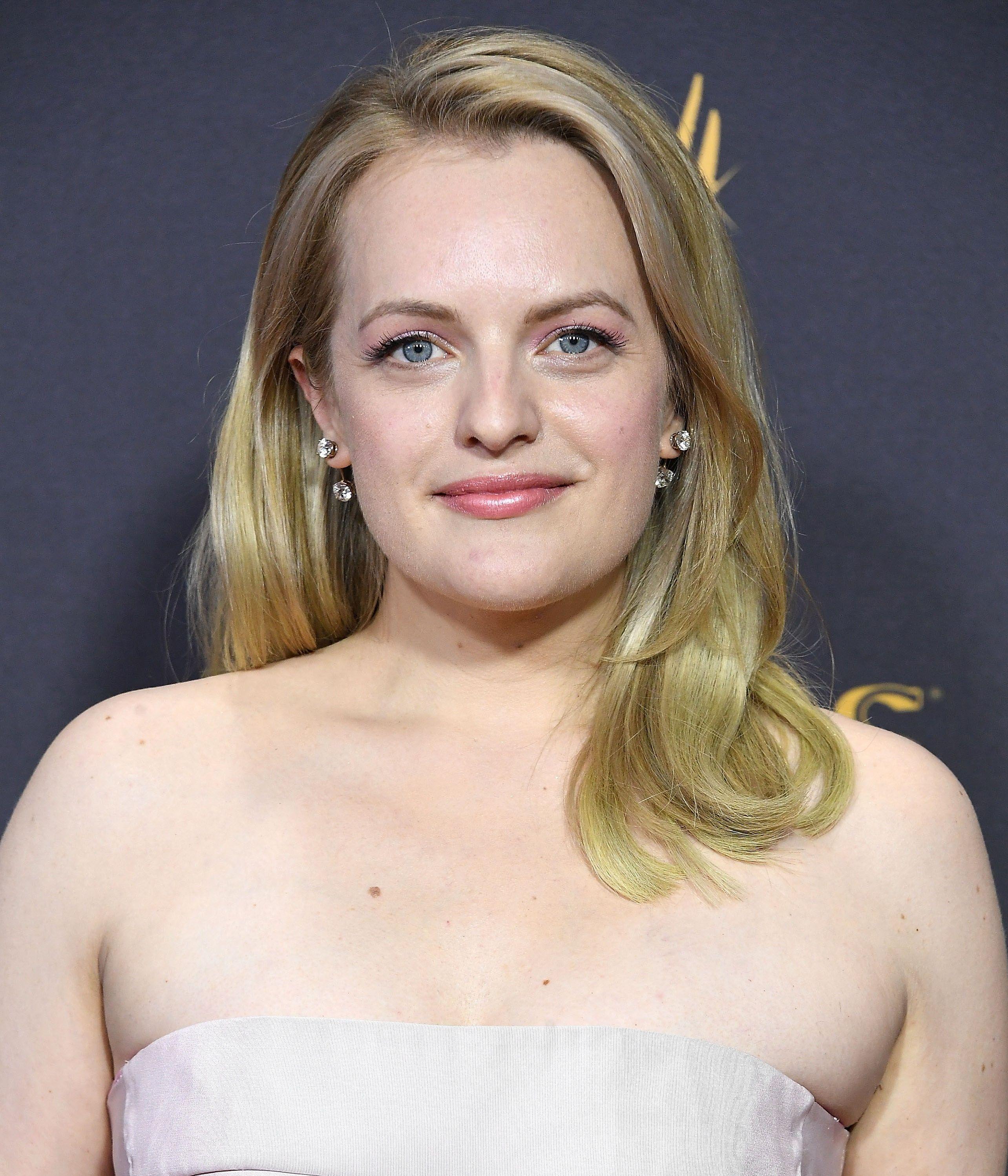 2568x2996 Elisabeth Moss' Emmy Shoes Had a Perfect Hidden Message
