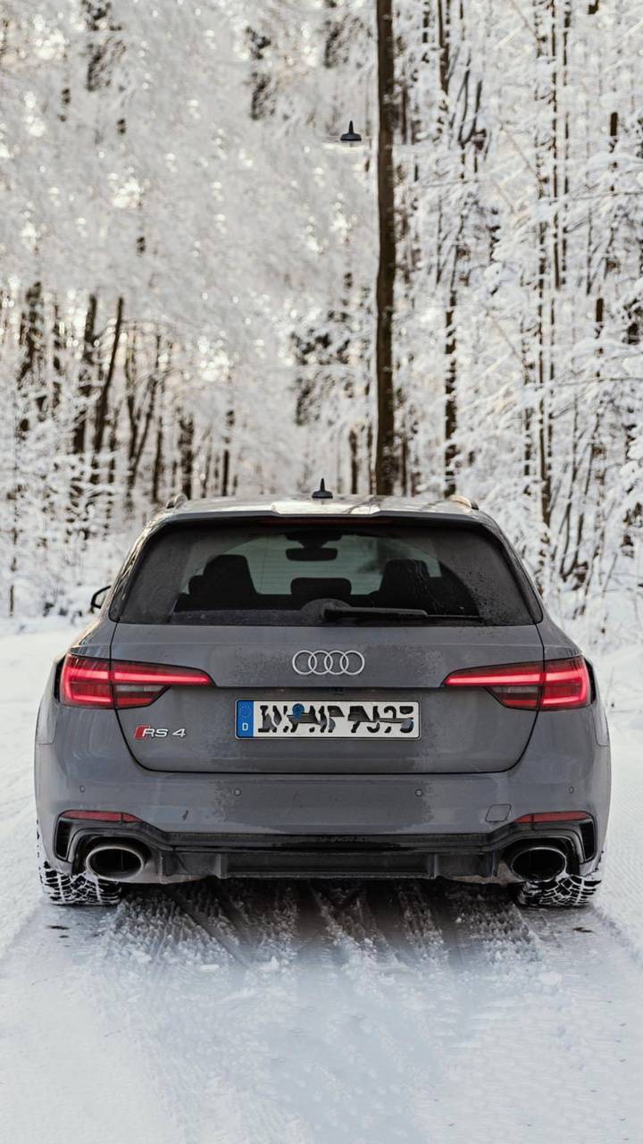 720x1280 Audi RS4 Avant wallpaper
