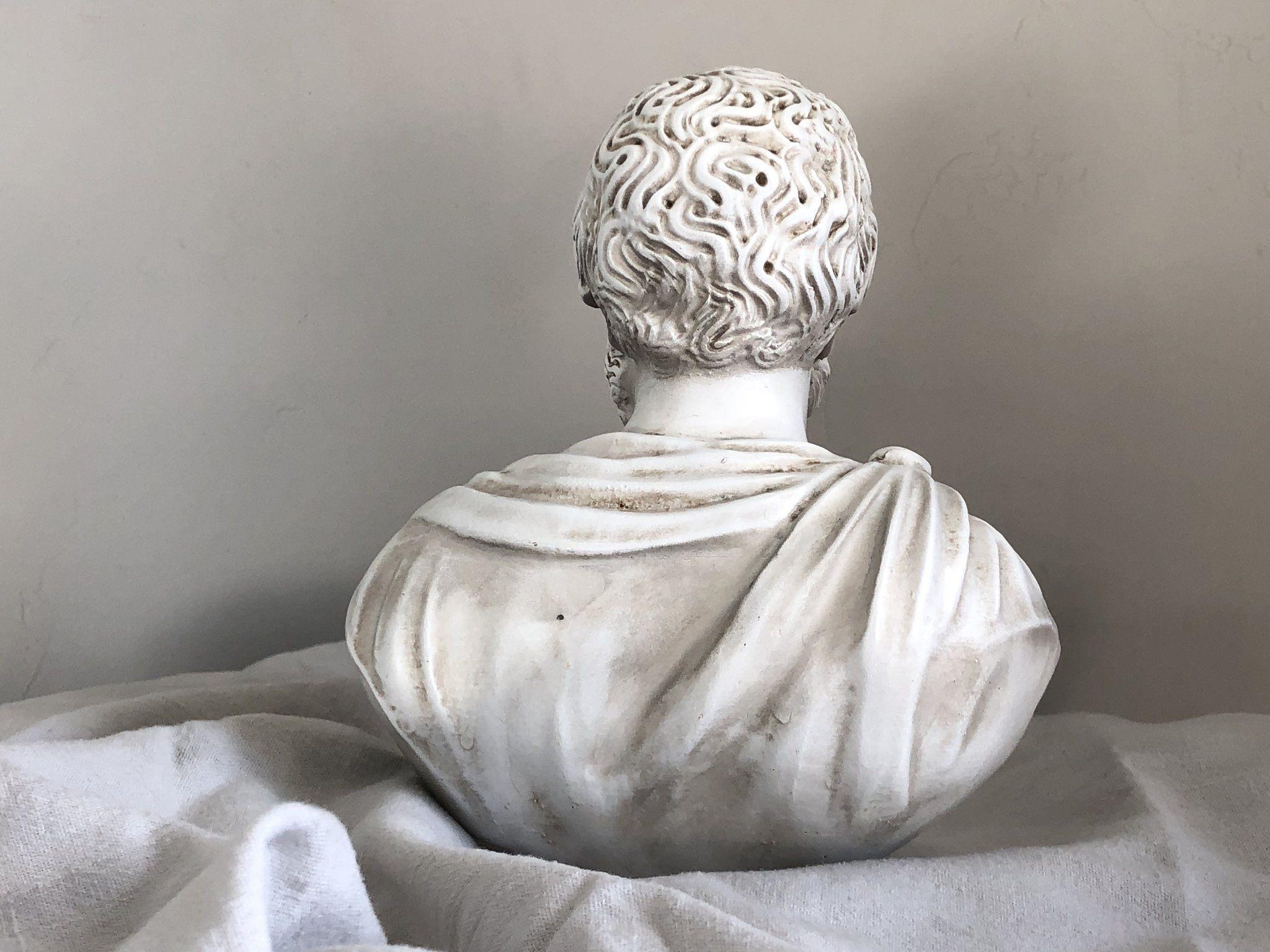 2048x1536 Statuette of Marcus Aurelius