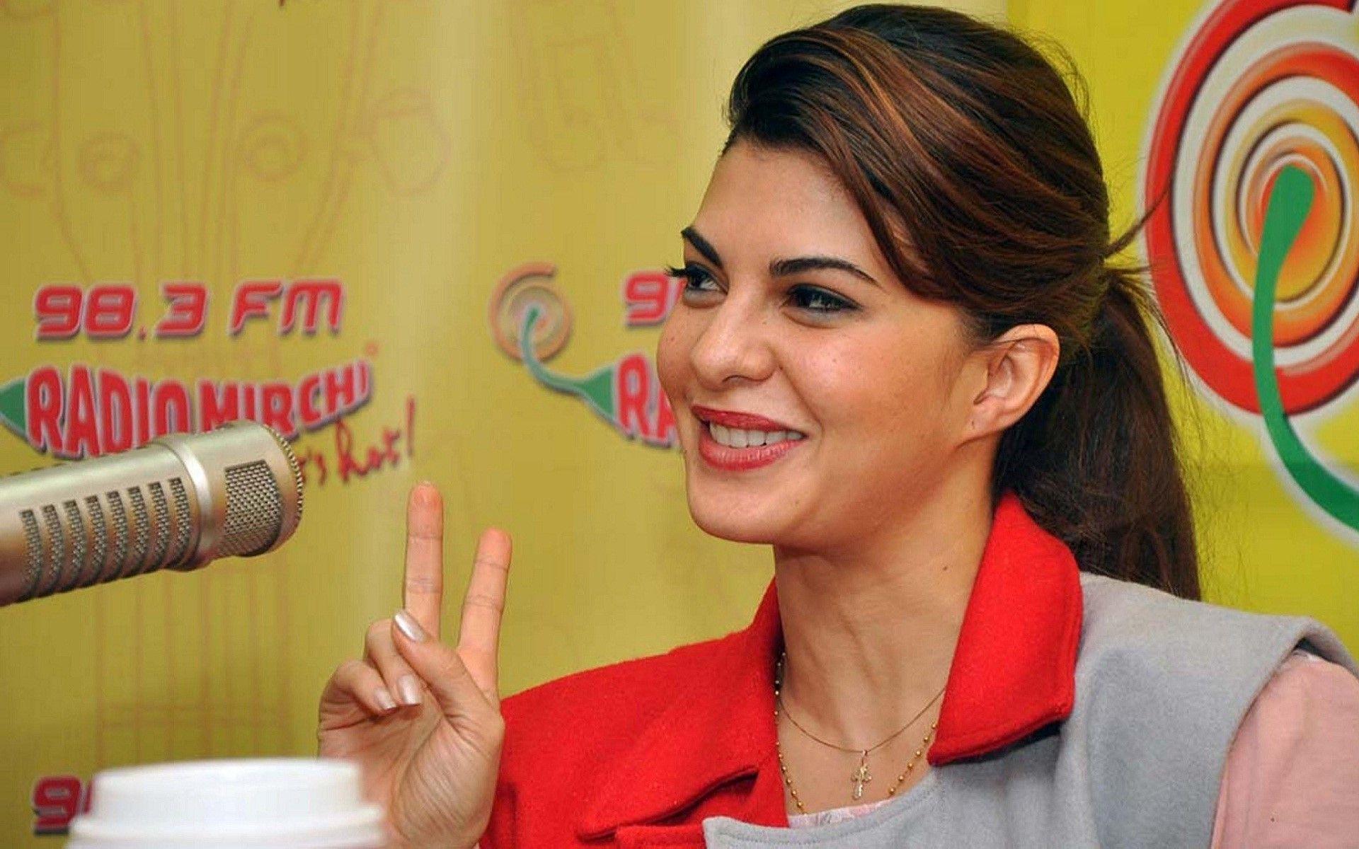 1920x1200 Cute Smile Jacqueline Fernandez Wallpaper