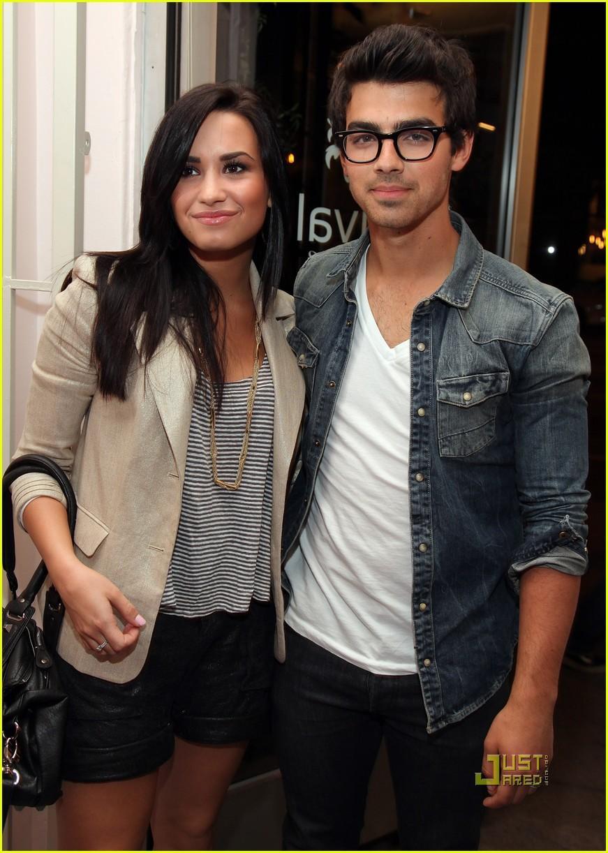 871x1222 Joe Jonas And Demi Lovato Wallpaper