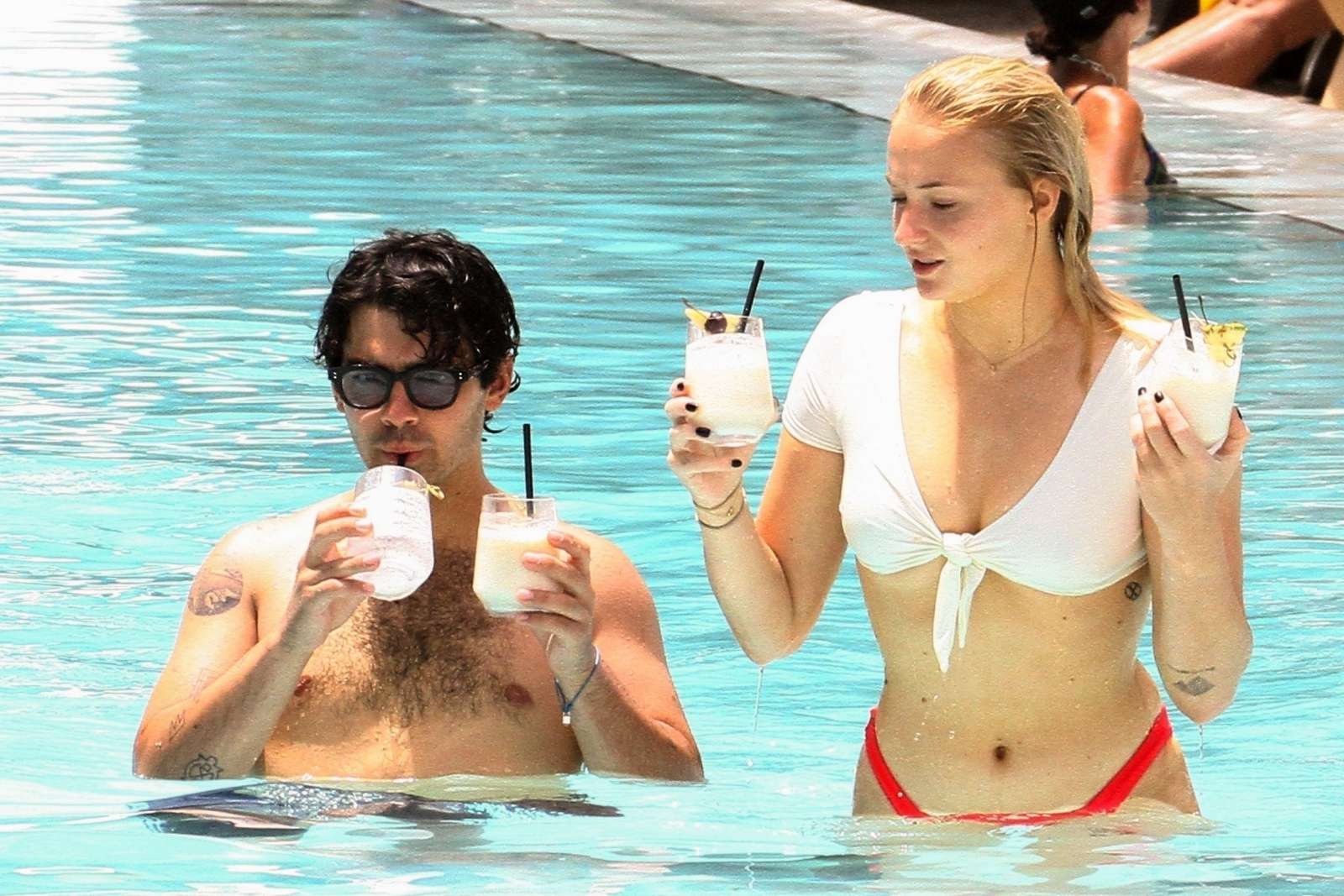 1600x1067 Sophie Turner With Joe Jonas At Pool • IOS Mode