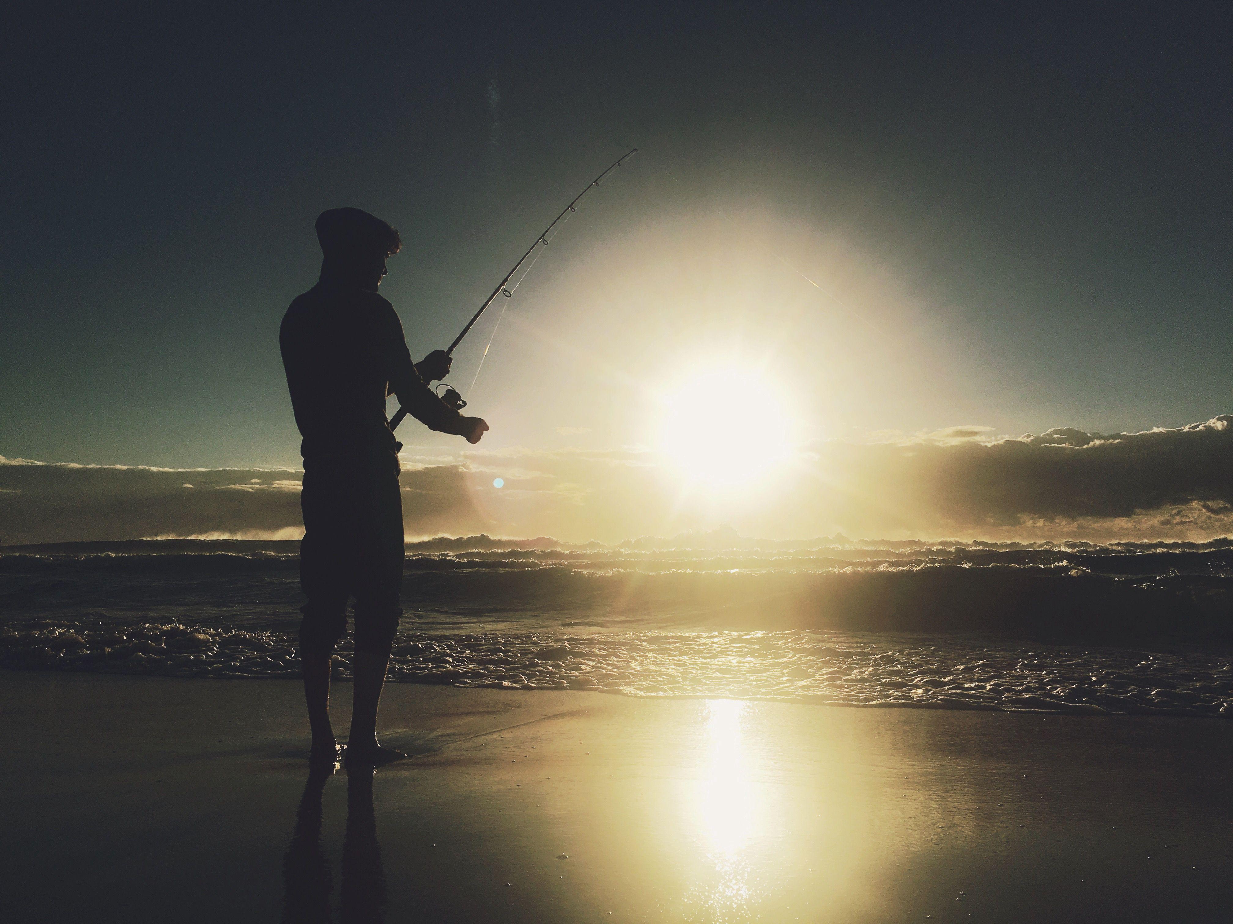 Beach fishing. Рыбалка на море рассвет. Рыбак на пляже. Рыбак на рассвете. Удочка в море.