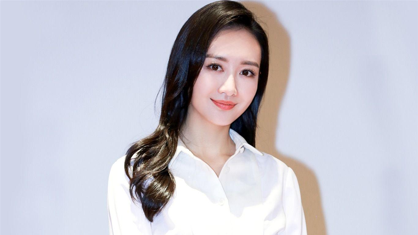 1366x768 Chinese Beautiful Actress Photo HD Wallpaper 唇 釉 唇膏 457
