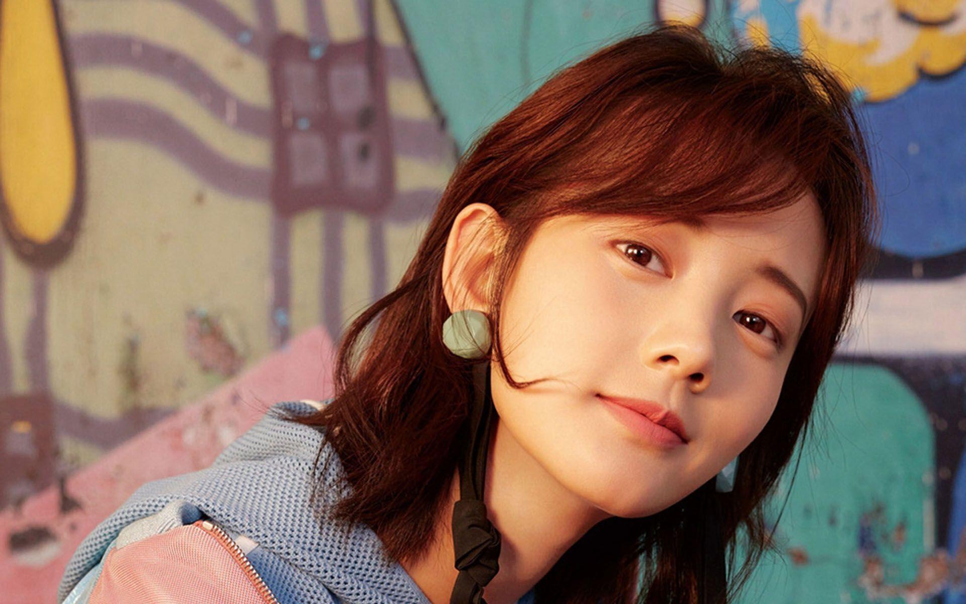 1920x1200 Li Yitong China Actress Asian Women Redhead Smiling Closeup Shoulder Length Hair Chinese Wallpaper:1920x1200