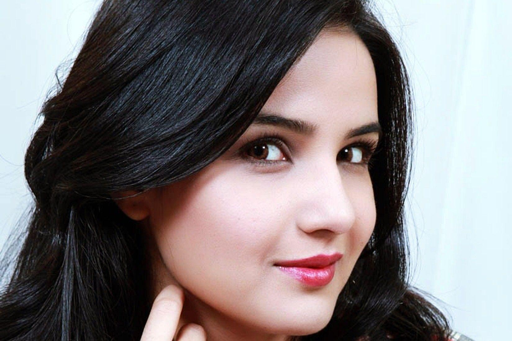 1650x1100 Cute Jasmin Bhasin Wallpaper 02201