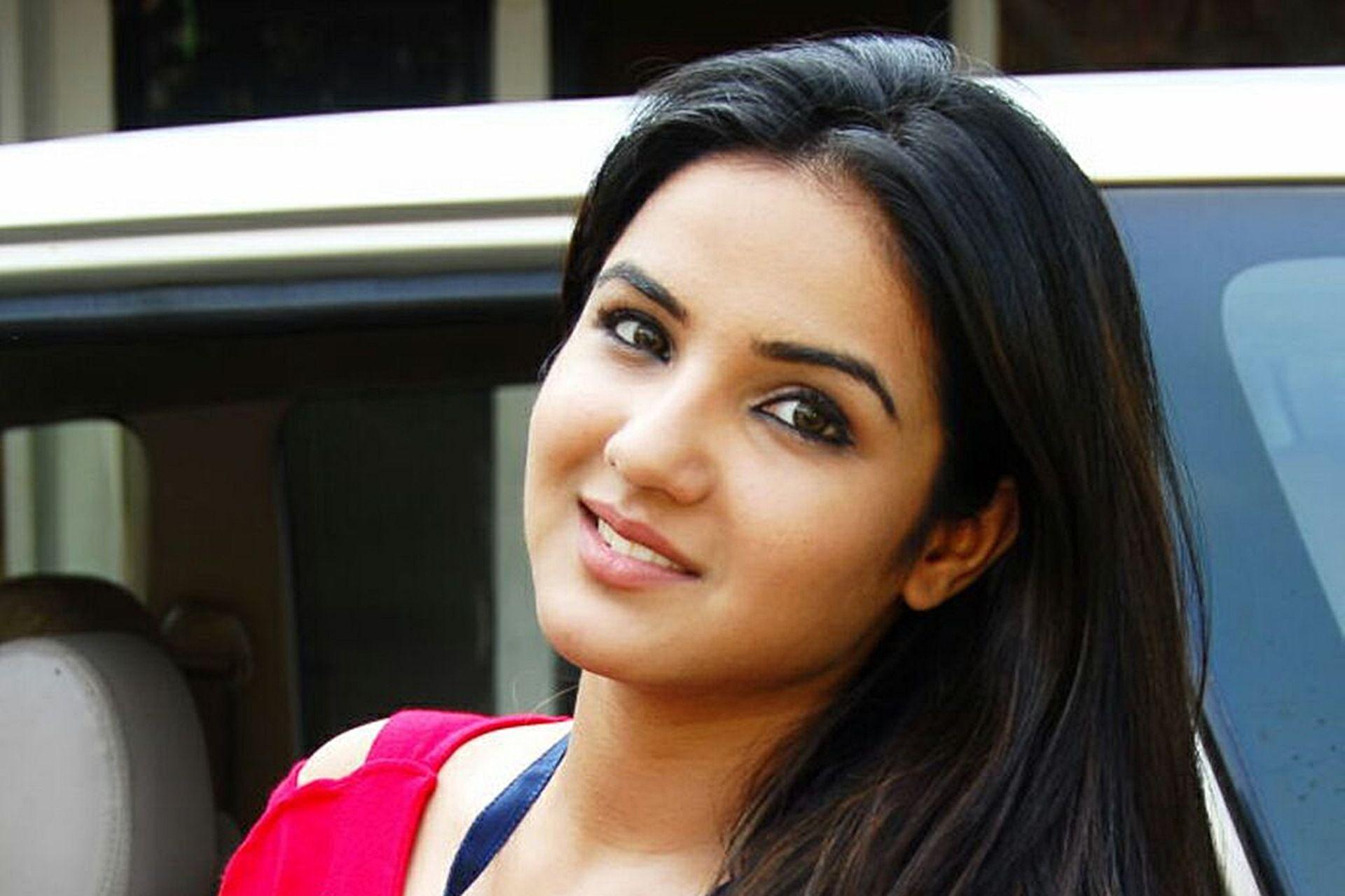 1920x1280 Jasmin Bhasin HD Desktop Wallpaper 21024